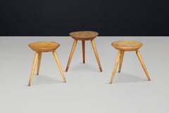 Satz von drei rustikalen Dreibeinhockern aus Massivholz aus der Mitte des Jahrhunderts, Frankreich, 1950er Jahre