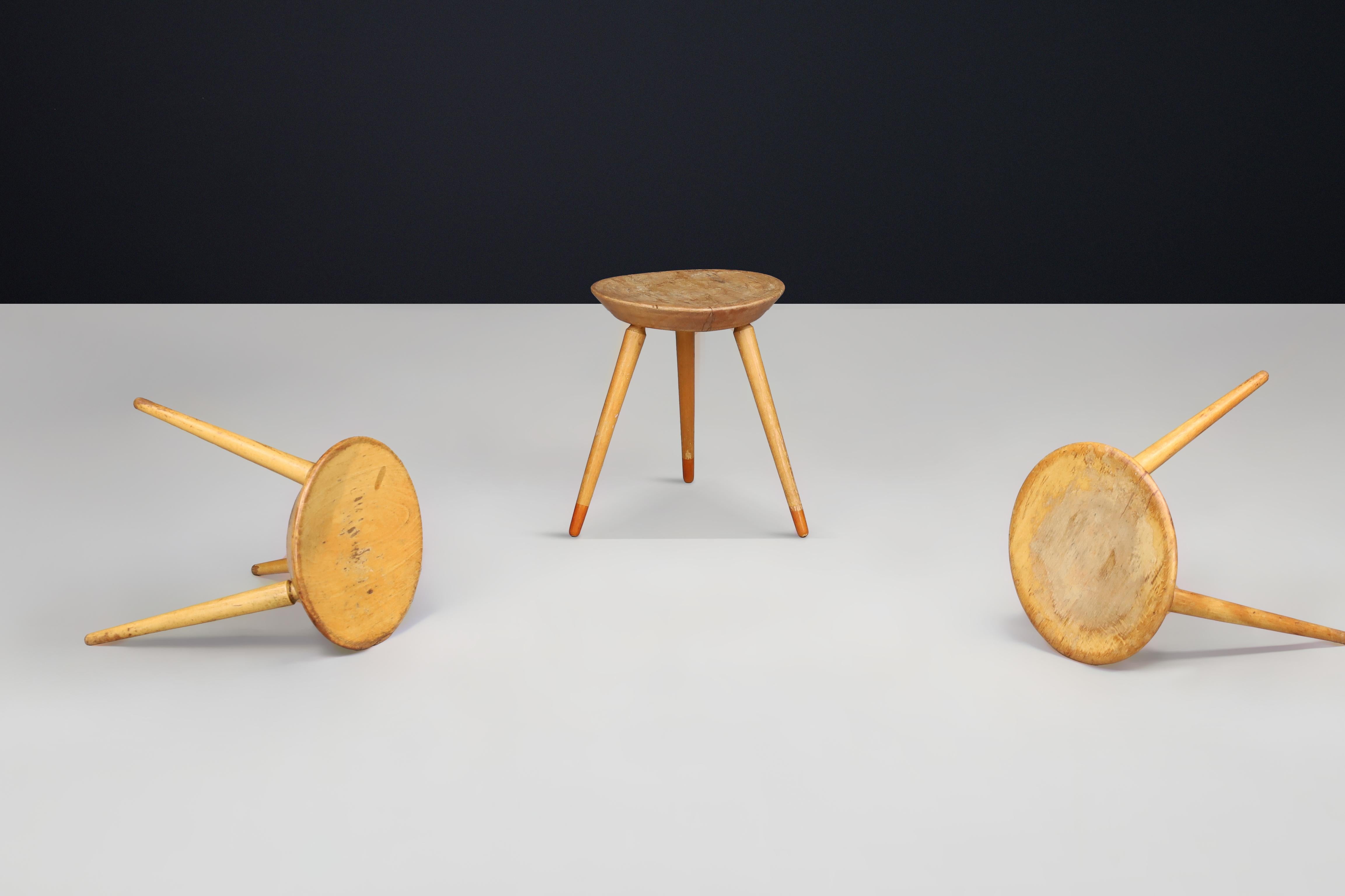 Mid-Century moderno Set of Three Rustic Mid-Century Tripod Stools in Solid Wood, France, 1950s in vendita