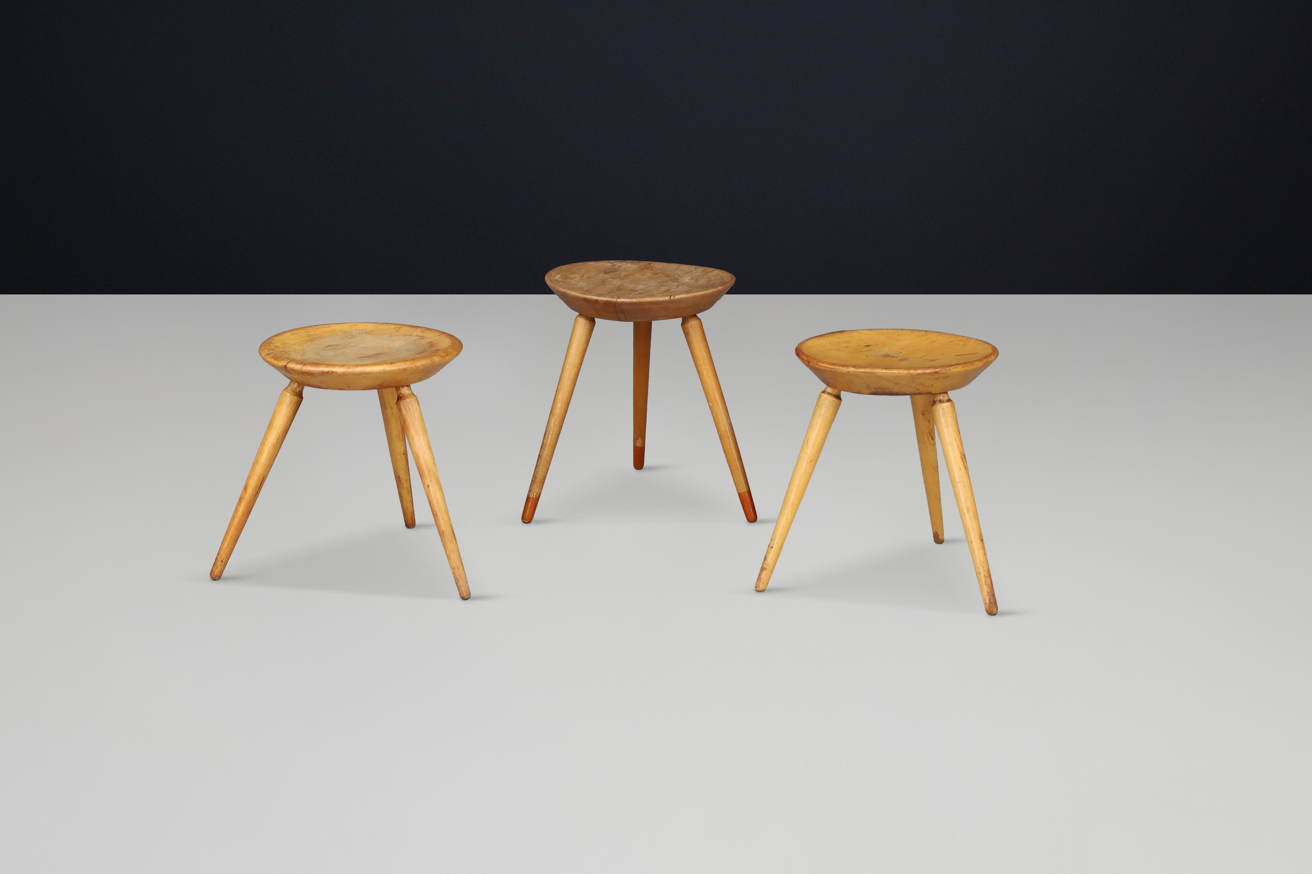 Francese Set of Three Rustic Mid-Century Tripod Stools in Solid Wood, France, 1950s in vendita