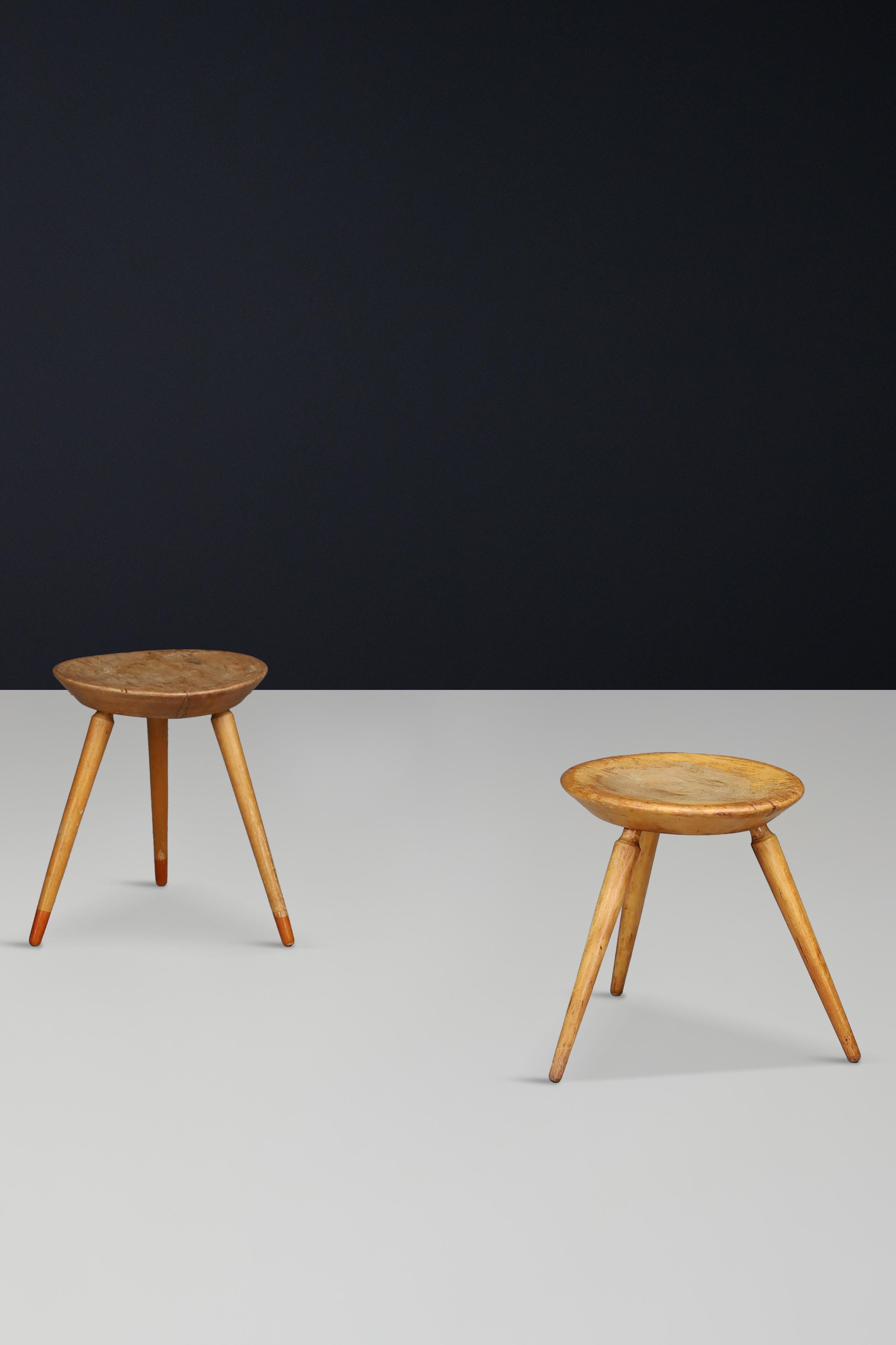 Set of Three Rustic Mid-Century Tripod Stools in Solid Wood, France, 1950s In condizioni buone in vendita a Almelo, NL