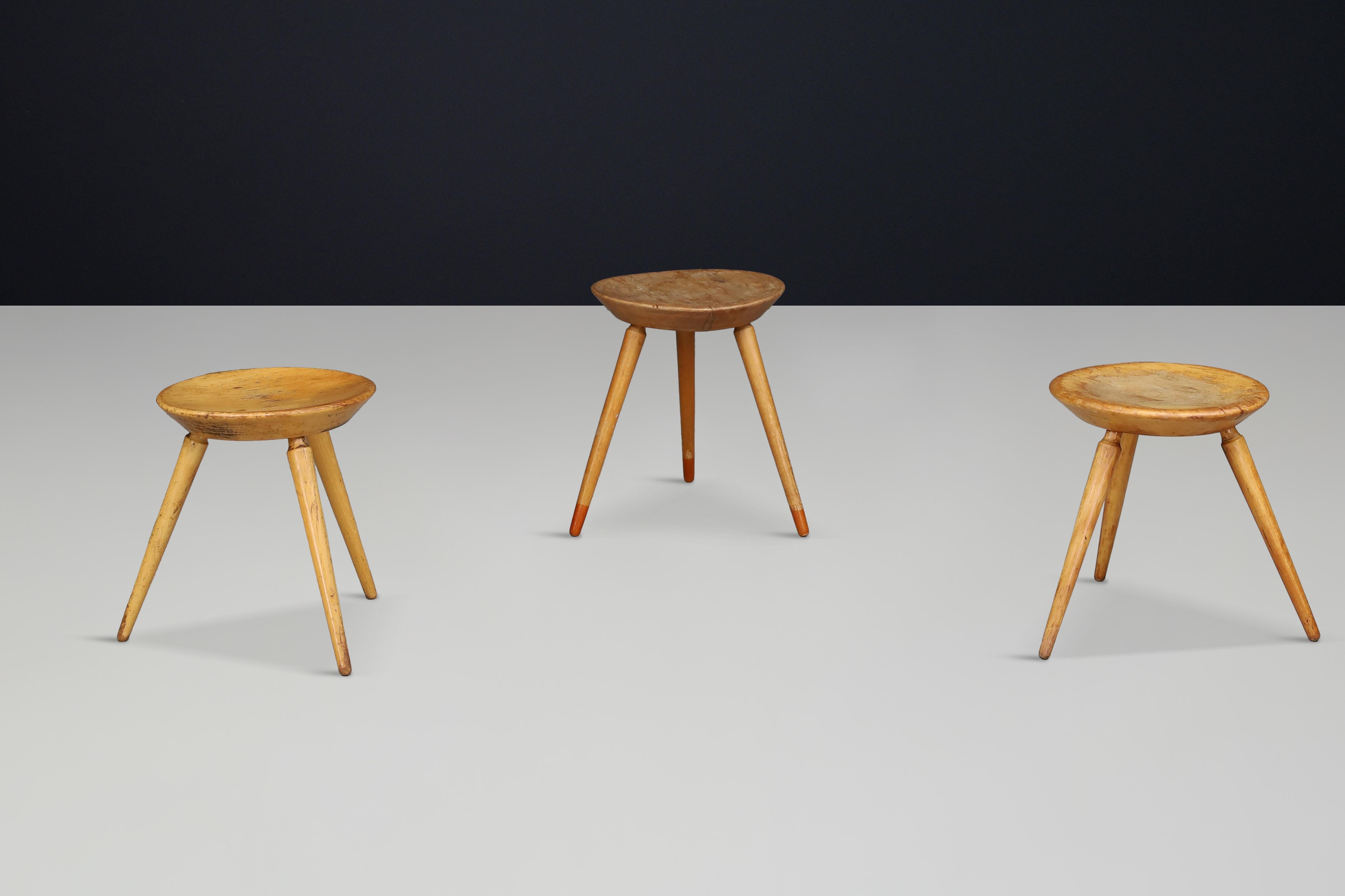 Metà XX secolo Set of Three Rustic Mid-Century Tripod Stools in Solid Wood, France, 1950s in vendita