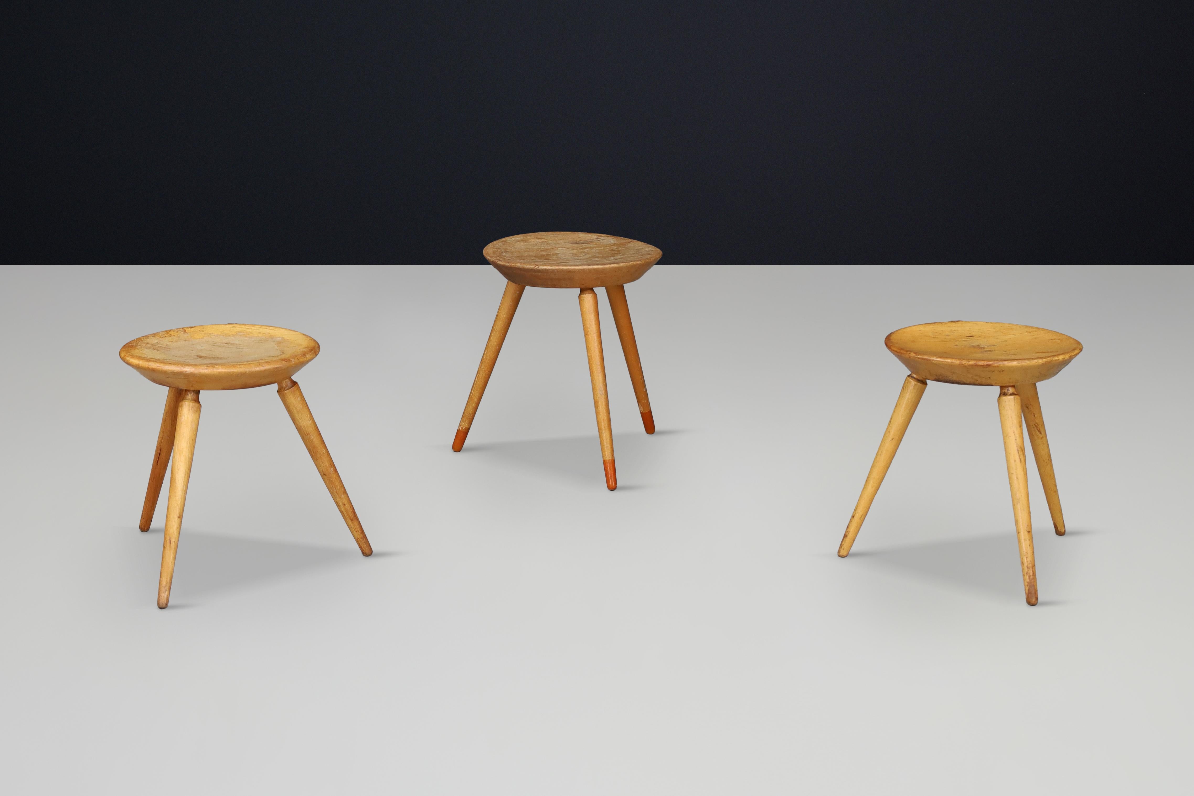 Set of Three Rustic Mid-Century Tripod Stools in Solid Wood, France, 1950s in vendita 1