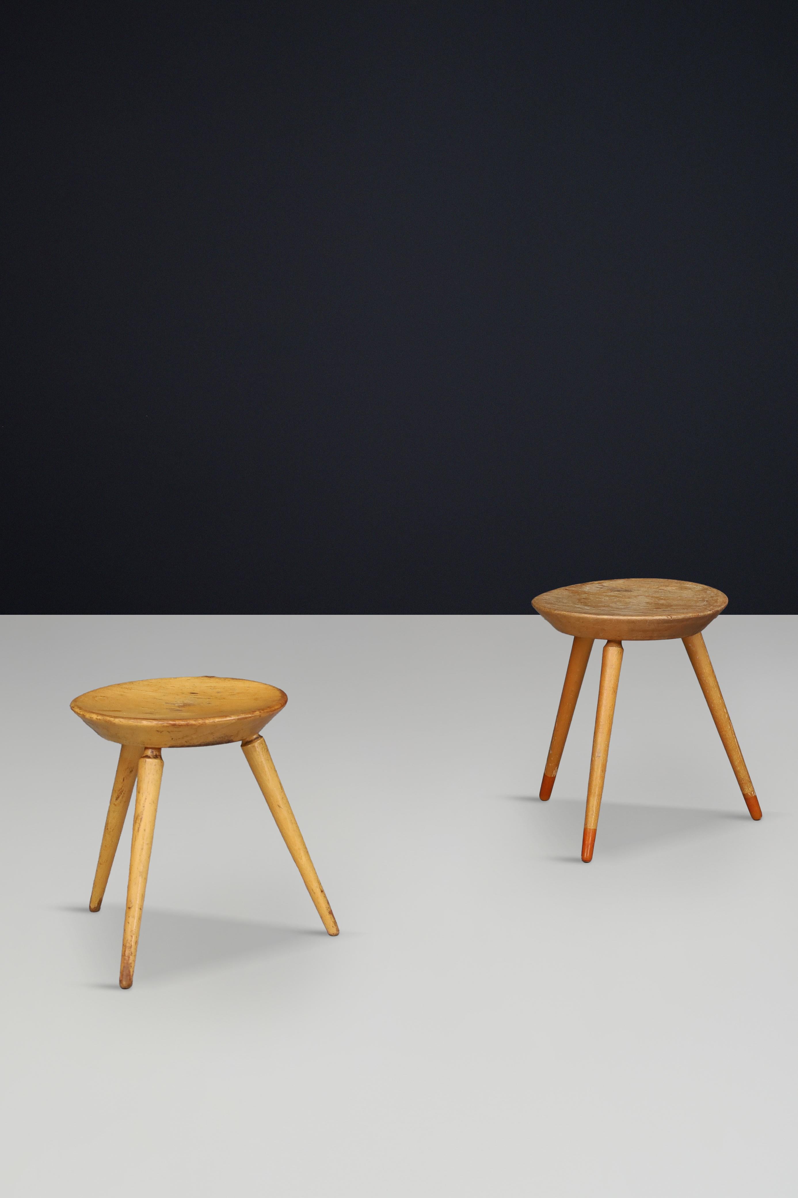 Set of Three Rustic Mid-Century Tripod Stools in Solid Wood, France, 1950s in vendita 2