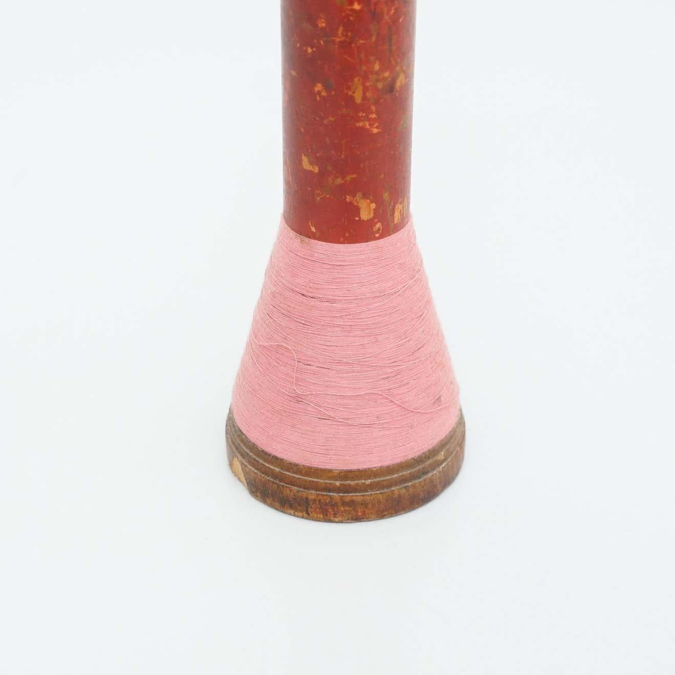Set di tre rocchetti di filo in legno rustico, 1930 circa in vendita 3