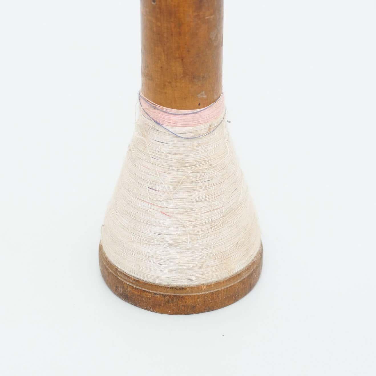 Set di tre rocchetti di filo in legno rustico, 1930 circa in vendita 8