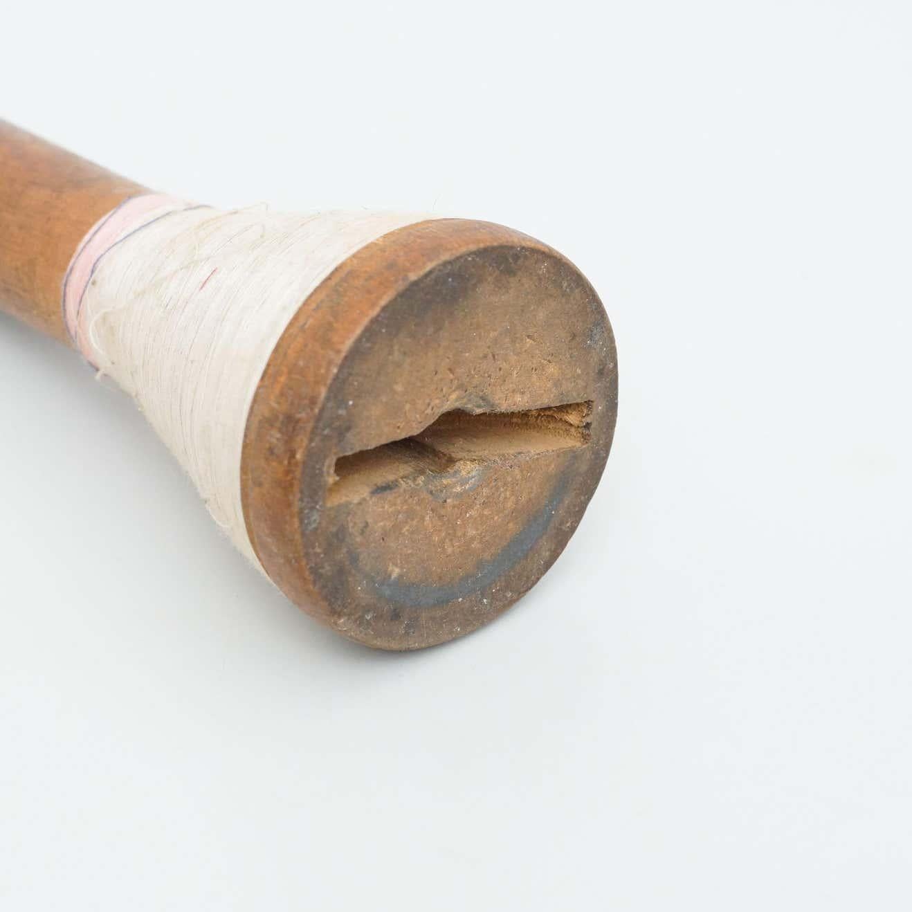 Set di tre rocchetti di filo in legno rustico, 1930 circa in vendita 10
