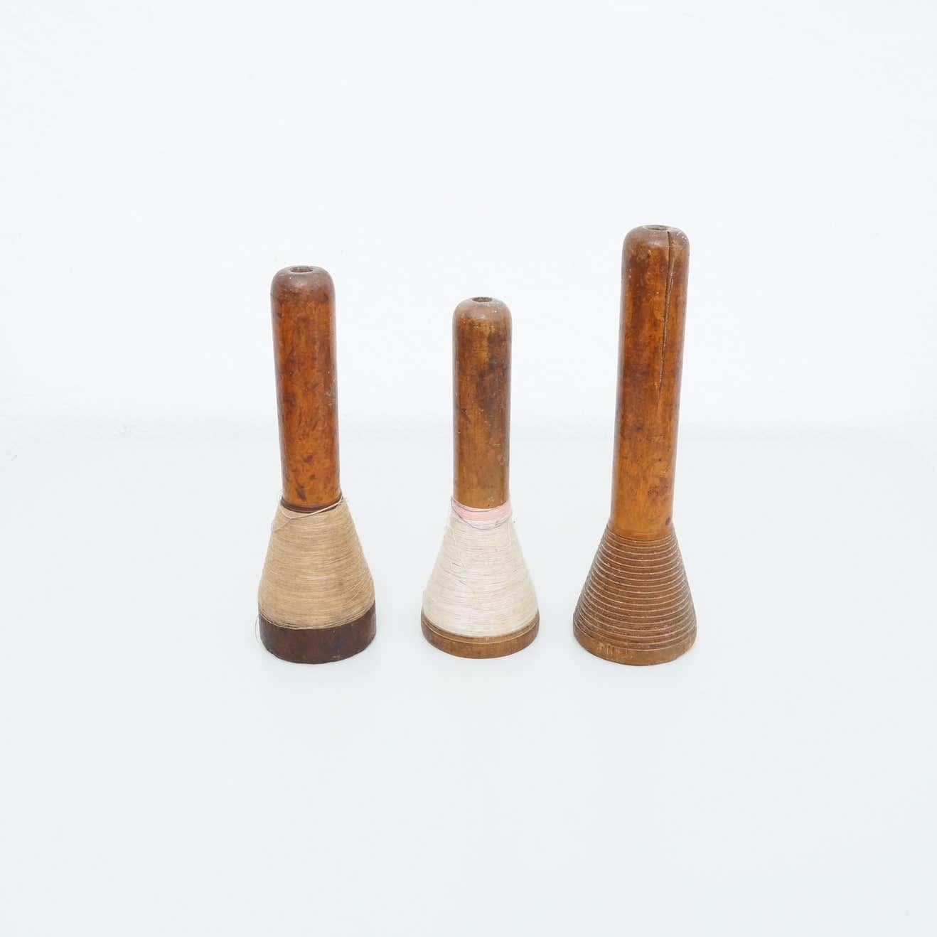 Rocchetti di filo in legno rustici, di un produttore sconosciuto proveniente dalla Spagna, circa 1930.    In condizioni originali, con lievi usure dovute all'età e all'uso, che conservano una bella patina.    Materiali:  Legno    Dimensioni:  Ø 8 cm