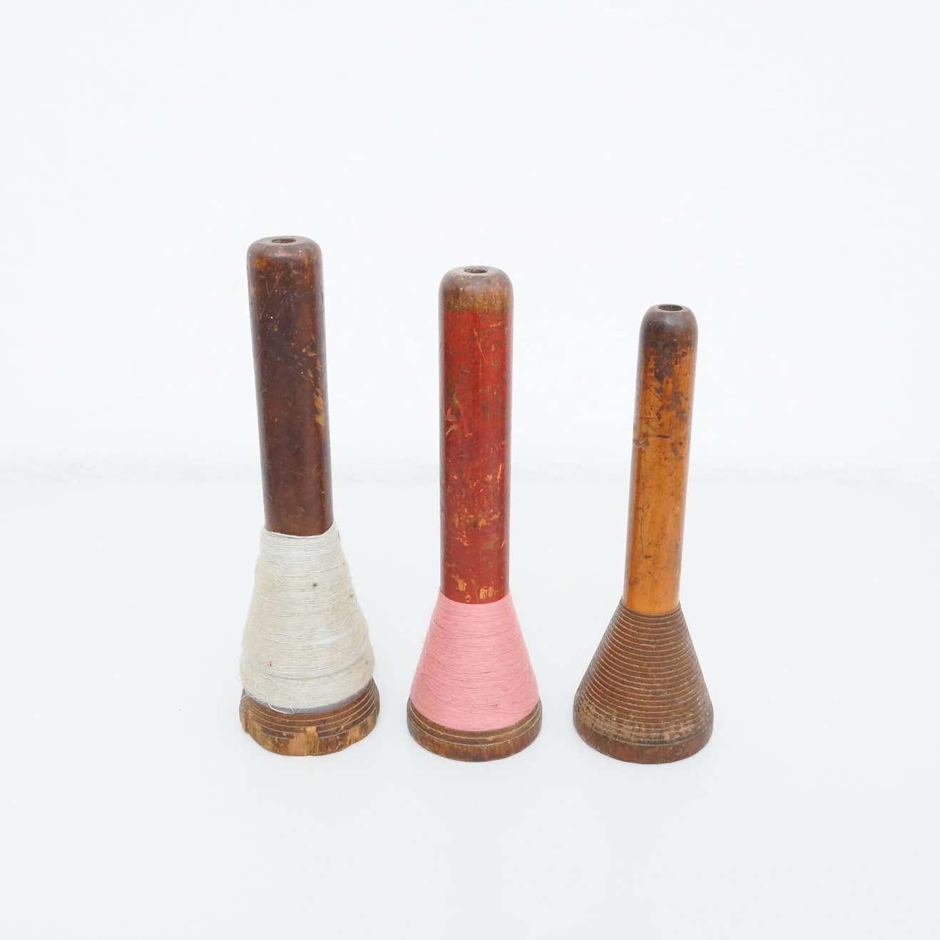 Rocchetti di filo in legno rustico, di un produttore sconosciuto proveniente dalla Spagna, circa 1930.    In condizioni originali, con lievi usure dovute all'età e all'uso, che conservano una bella patina.    Materiali:  Legno    Dimensioni:  Ø 7,5