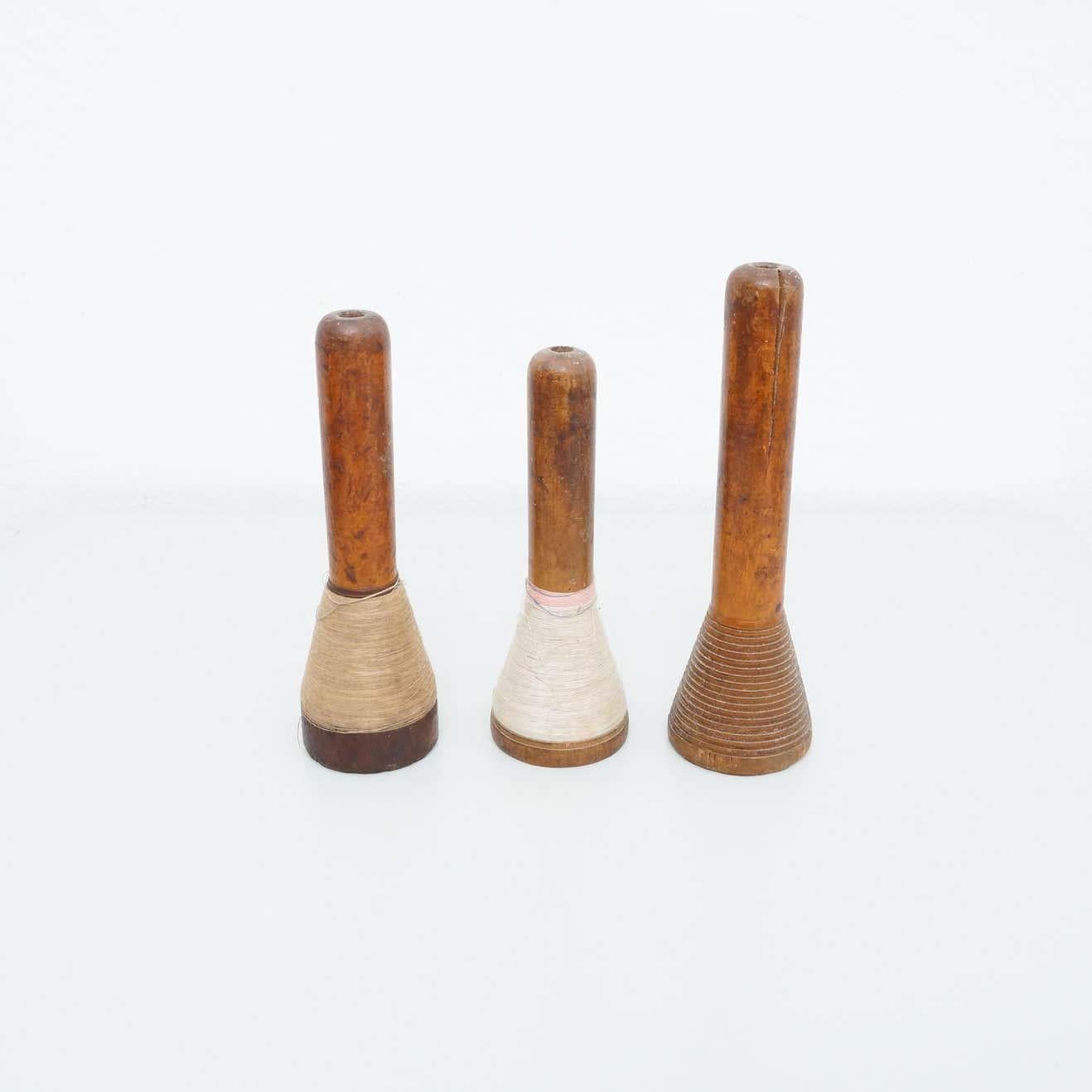 Rustic Wooden Spools of Thread, by unknown manufacturer from Spain, circa 1930.

In original condition, with minor wear consistent with age and use, preserving a beautiful patina.

Materials:
Wood

Dimensions:
Ø 8 cm x H 26 cm.