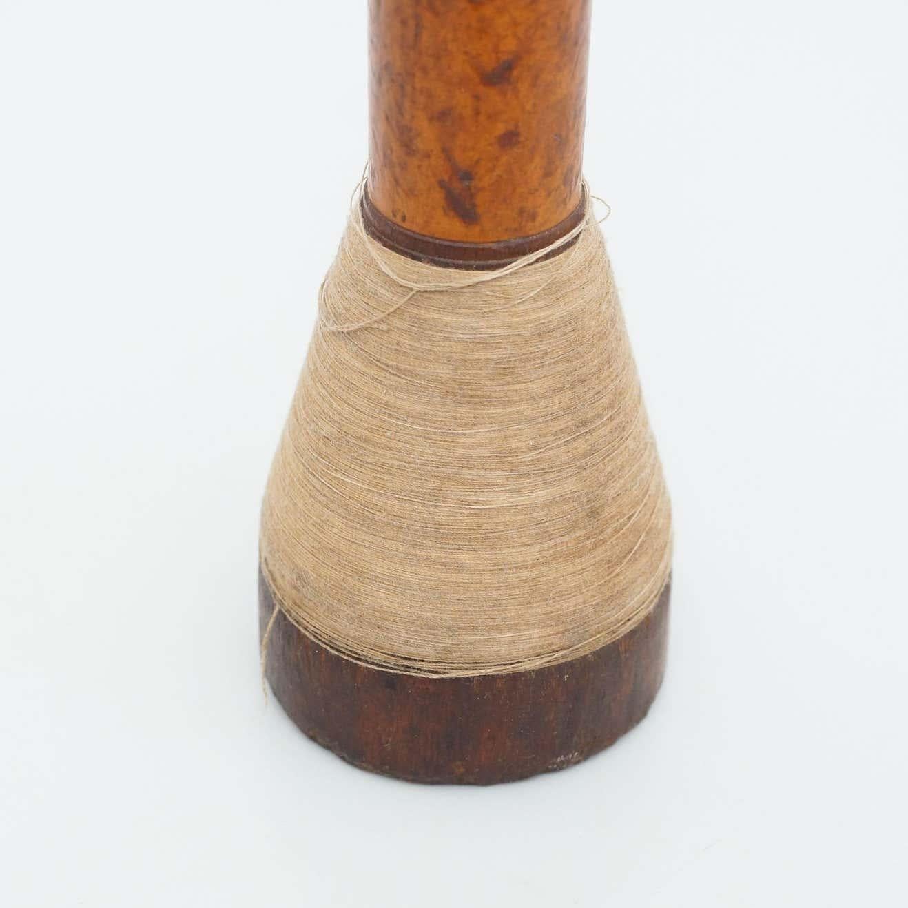Metà XX secolo Set di tre rocchetti di filo in legno rustico, 1930 circa in vendita
