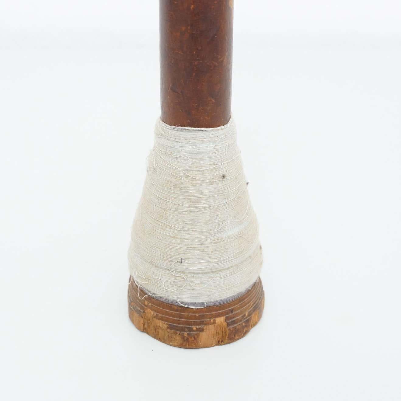 Metà XX secolo Set di tre rocchetti di filo in legno rustico, 1930 circa in vendita