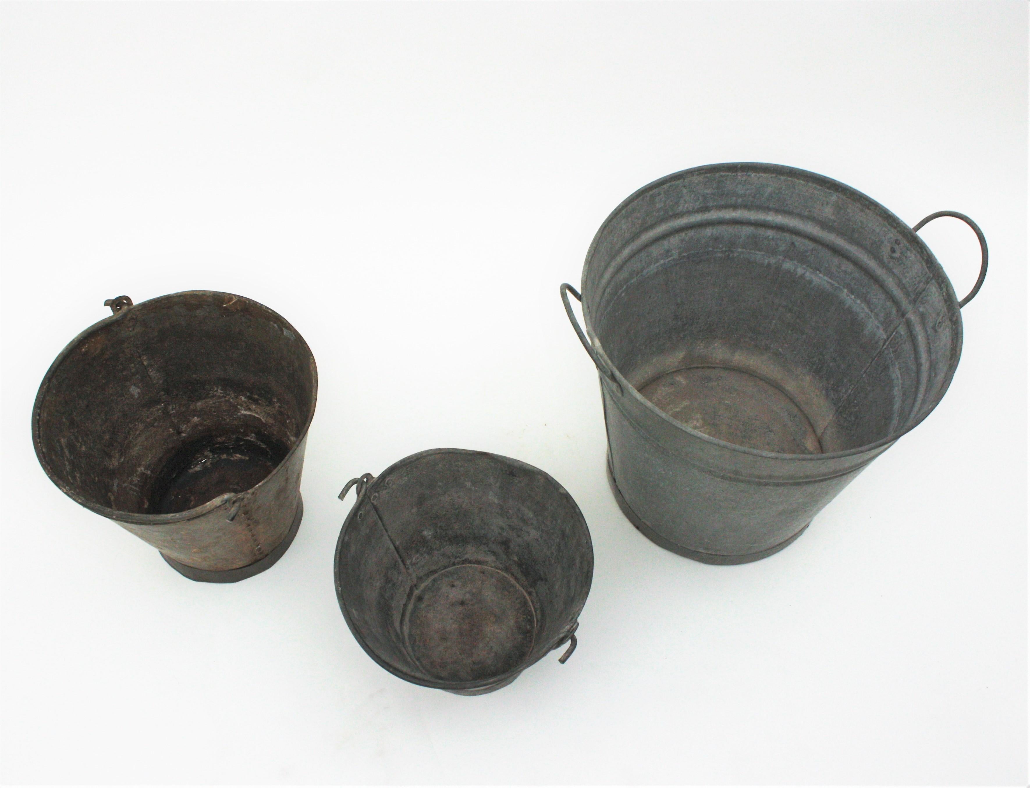Set of Three Rustic Zinc Water Buckets In Good Condition For Sale In Barcelona, ES