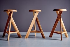 Juego de tres taburetes de bar redondos S31 C Tabouret de Pierre Chapo, Francia