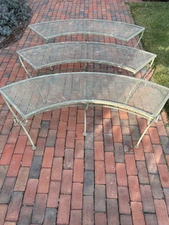 Conjunto de tres bancos de exterior Salterini de hierro curvado y malla