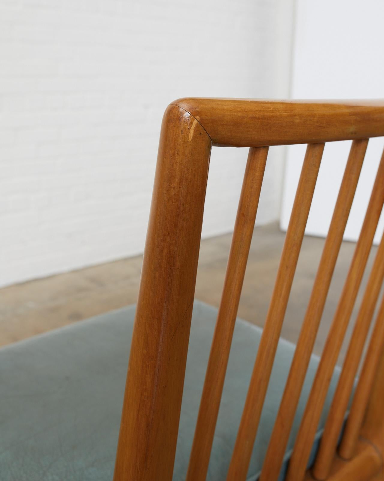 Satz von drei skandinavisch-modernen Stühlen mit Spindelrücken im Angebot 2