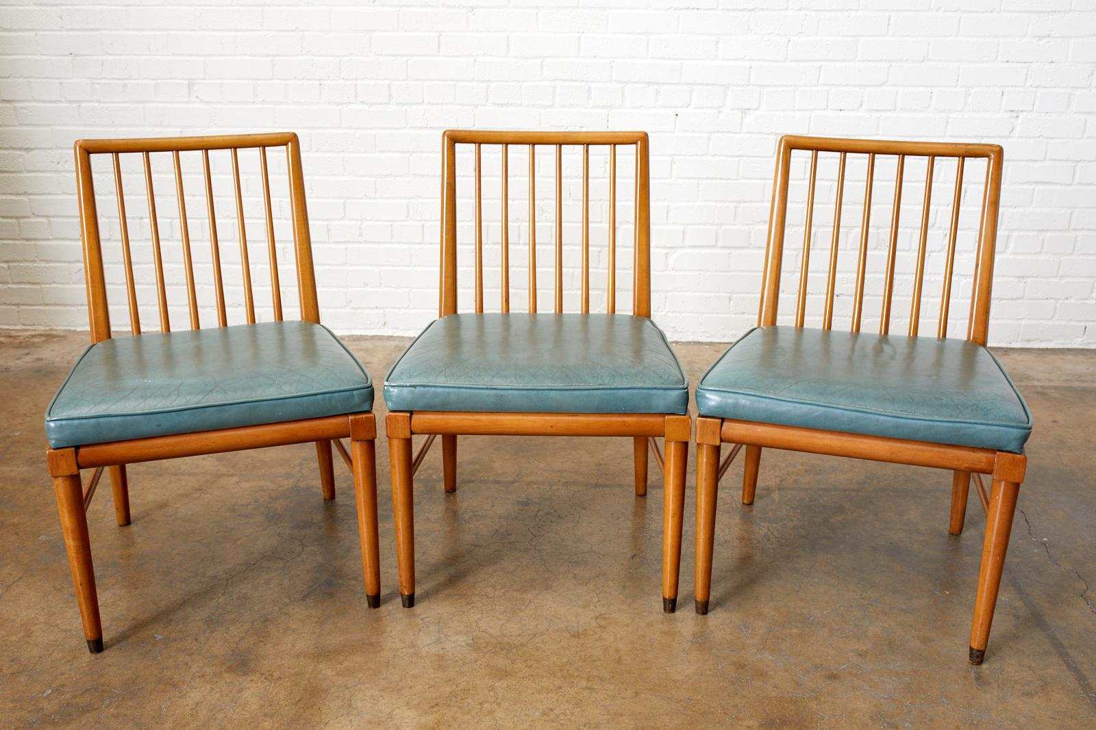 Satz von drei skandinavisch-modernen Stühlen mit Spindelrücken (Skandinavische Moderne) im Angebot
