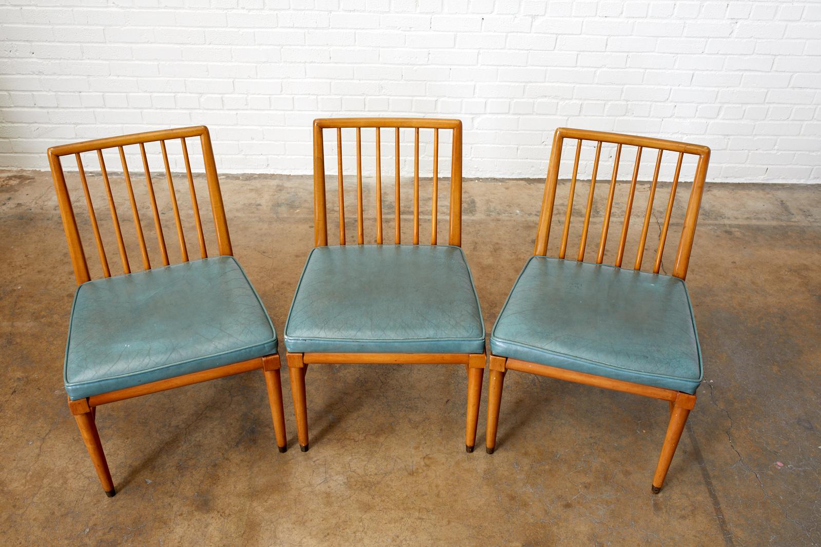 Satz von drei skandinavisch-modernen Stühlen mit Spindelrücken (Handgefertigt) im Angebot