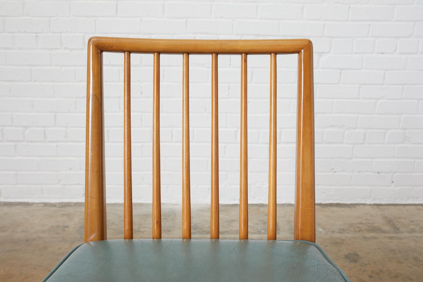 Satz von drei skandinavisch-modernen Stühlen mit Spindelrücken im Zustand „Gut“ im Angebot in Rio Vista, CA