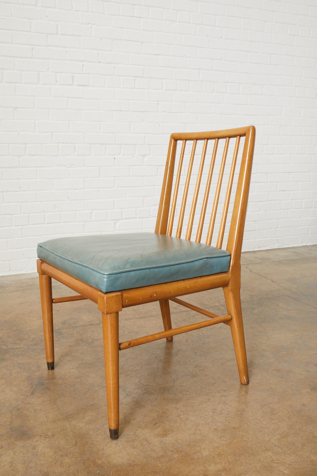Satz von drei skandinavisch-modernen Stühlen mit Spindelrücken (20. Jahrhundert) im Angebot