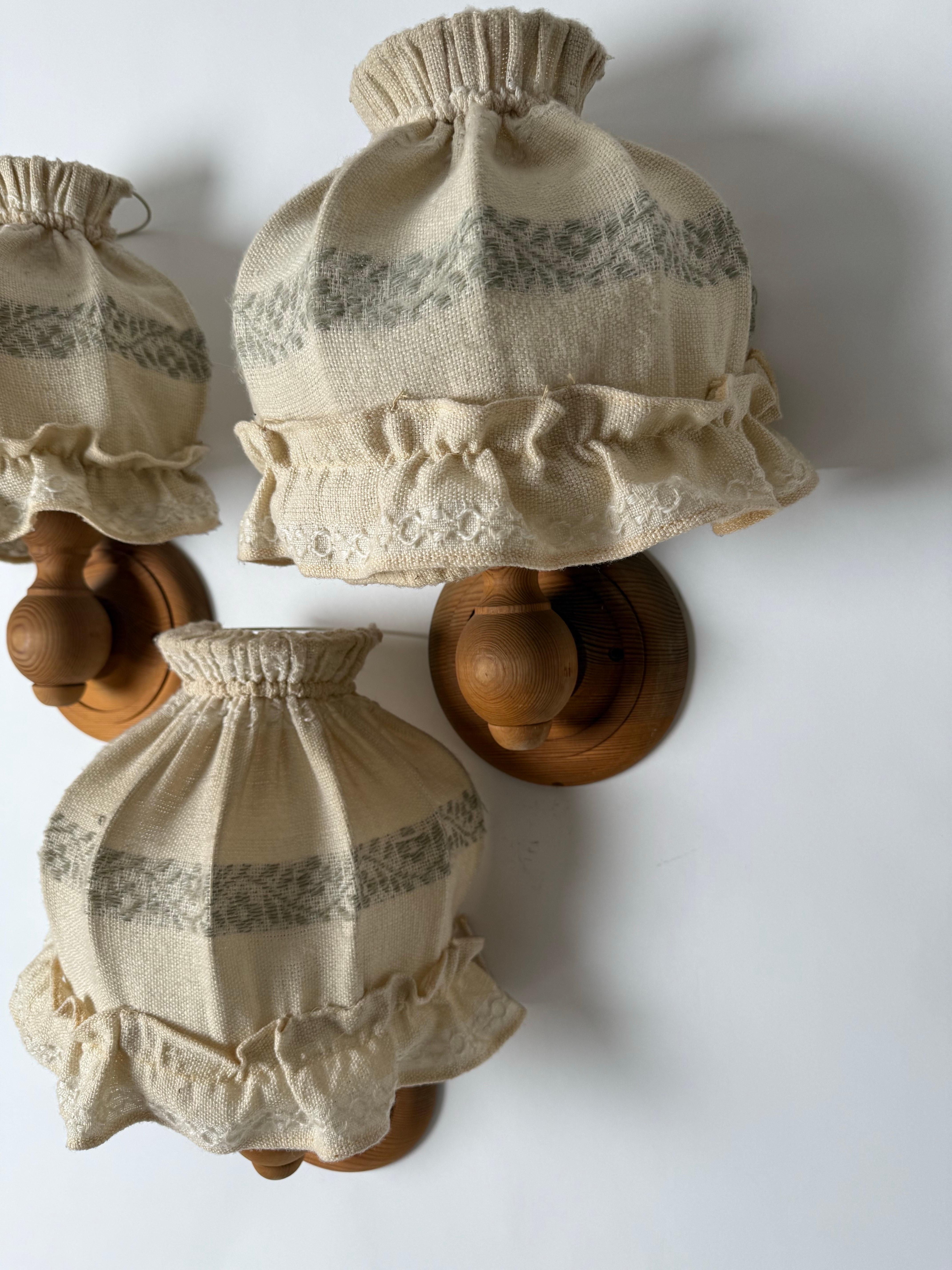 Este hermoso par de apliques, tranquilo y raro de encontrar, procede de una villa decorada en estilo alpino escandinavo. Los apliques se caracterizan por su excelente artesanía; la madera se seleccionó con sumo cuidado y buscando la veta óptima, y