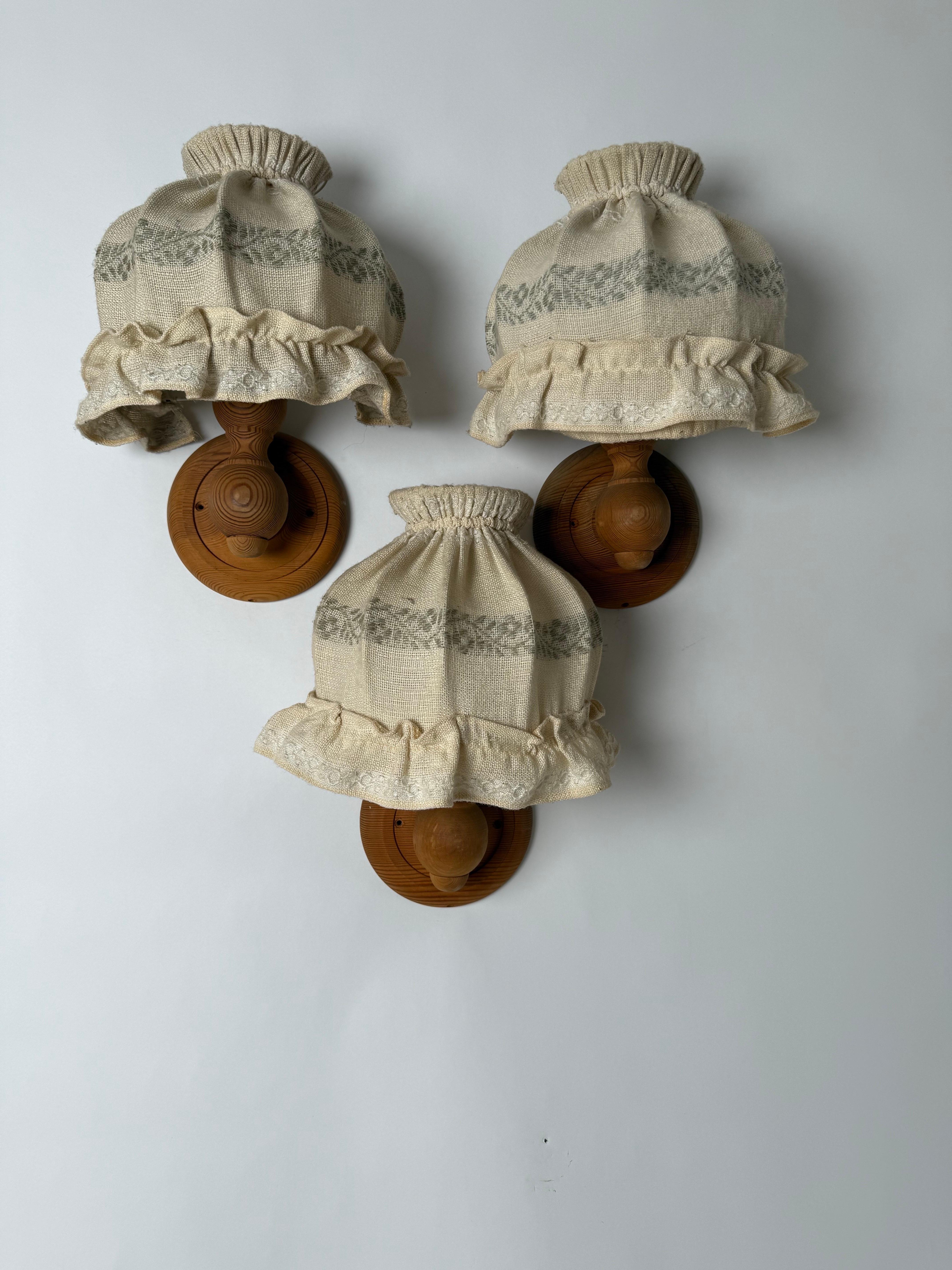 Juego de tres lámparas de pared escandinavas, Suecia, años 80 De campo en venta