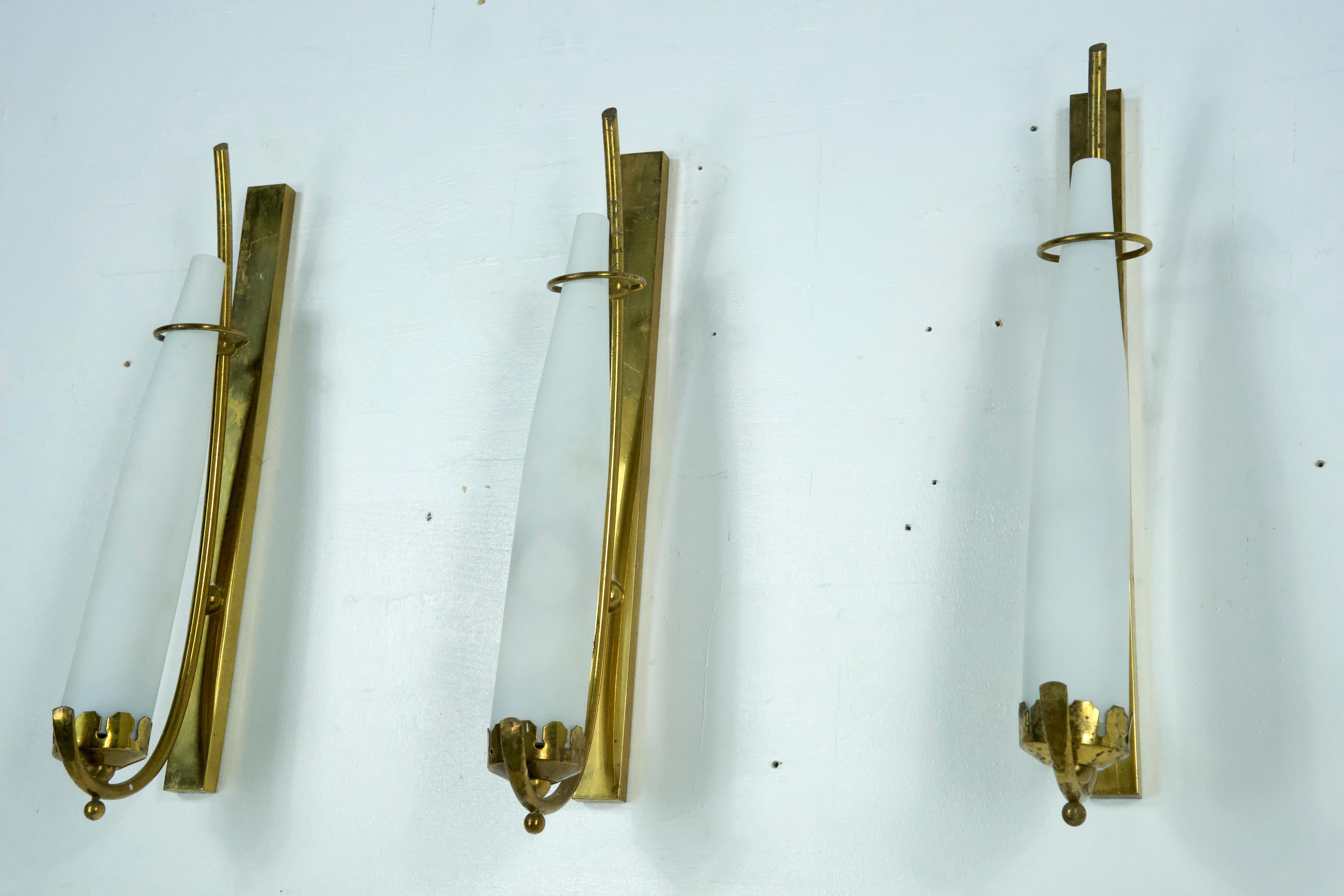 Set of three sconces in brass and triplex opaline glass in Arredoluce manner. It For Sale 4
