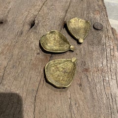 Set von drei skulpturalen Blatt-Aschenbechern aus strukturierter Bronze, Midcentury Modern, 1960er Jahre