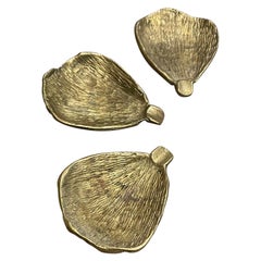 Set von drei skulpturalen Blatt-Aschenbechern aus strukturierter Bronze, Midcentury Modern, 1960er Jahre