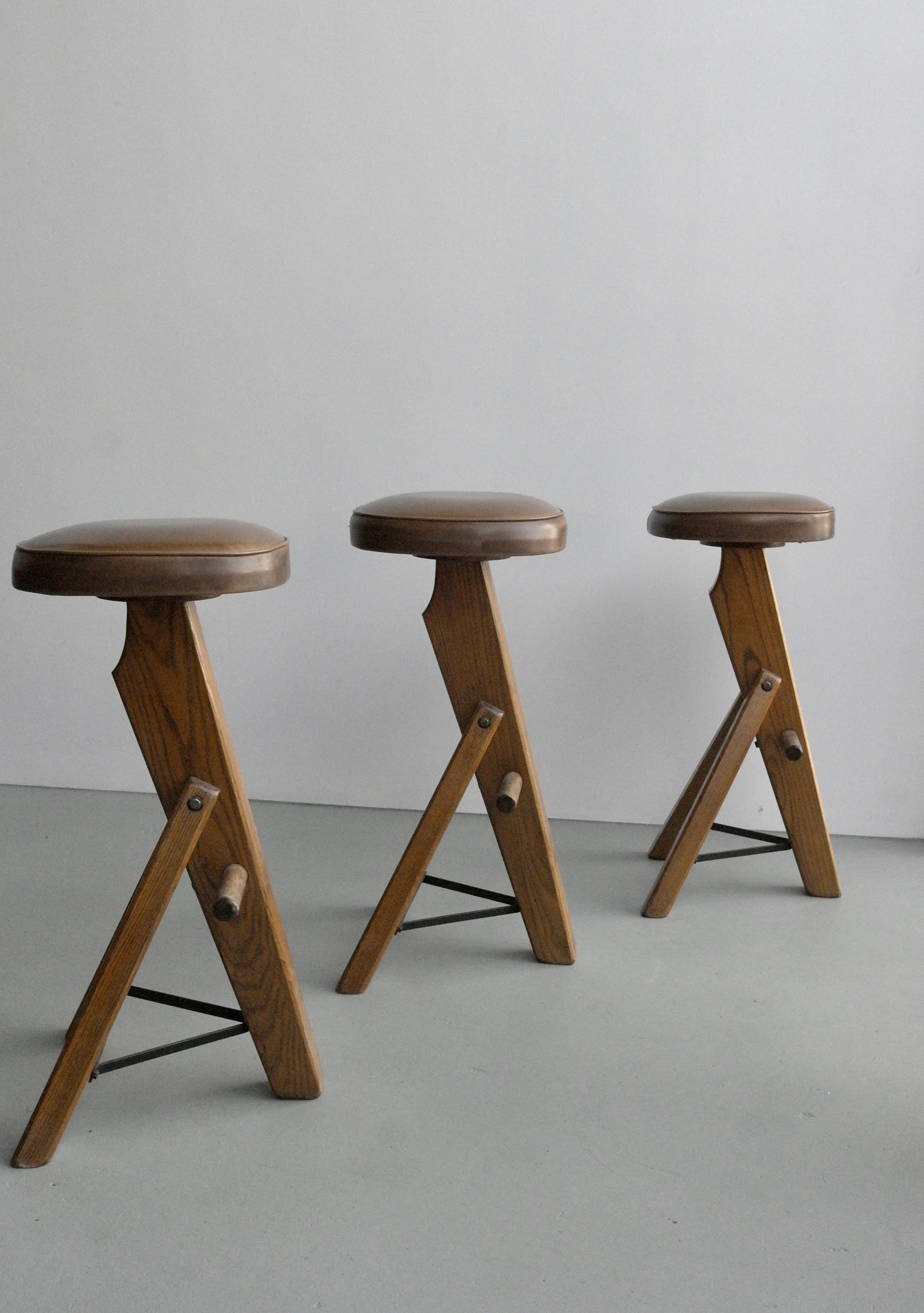 Set of Three Sculptural Oak and Metal Barstools, France, 1960s In Good Condition In Den Haag, NL