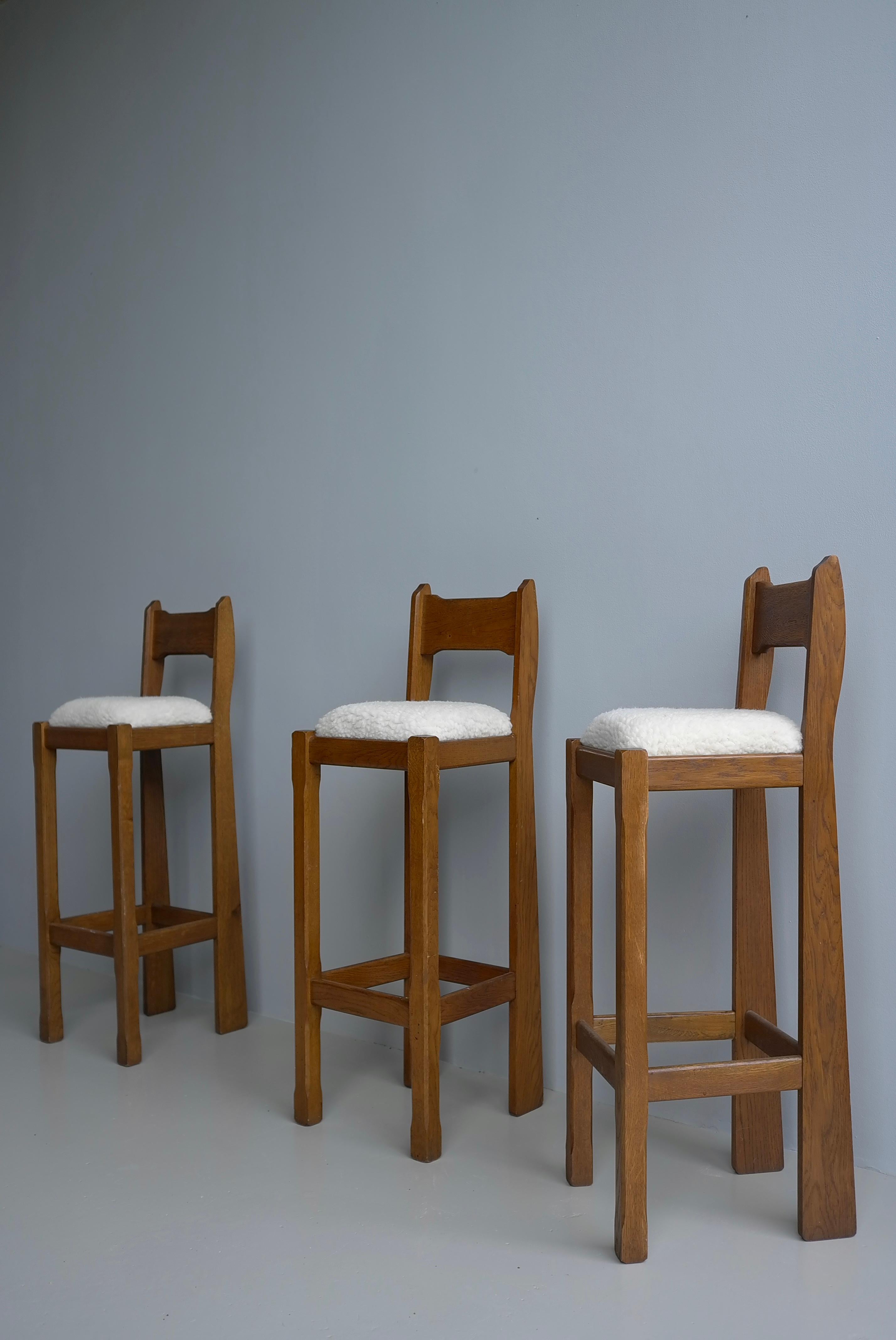 Set aus drei skulpturalen Barhockern aus massivem Eichenholz mit Sitzen aus Merinowolle frankreich 1960er Jahre