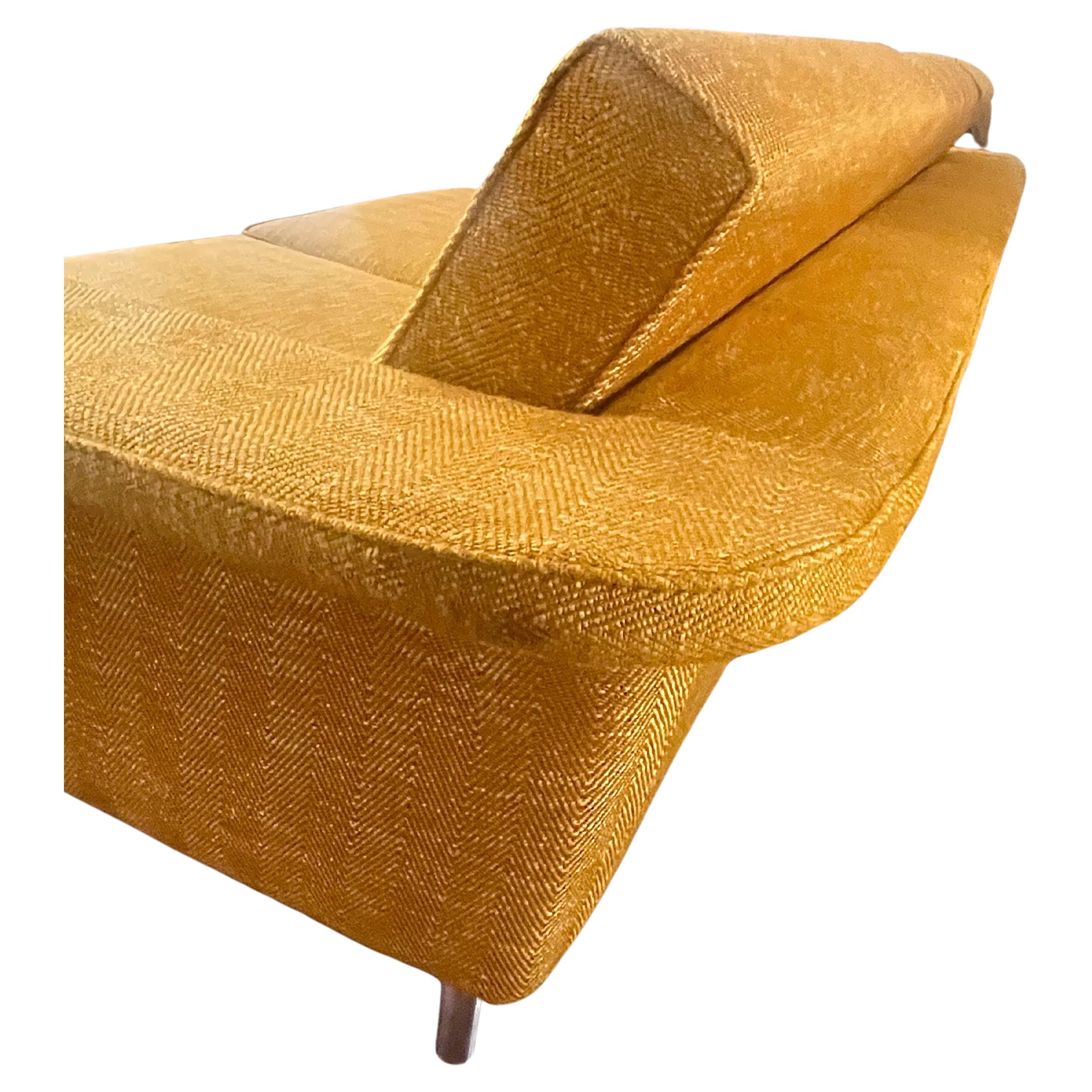 Ensemble de canapé et fauteuil à trois places en laine de couleur or en vente 2