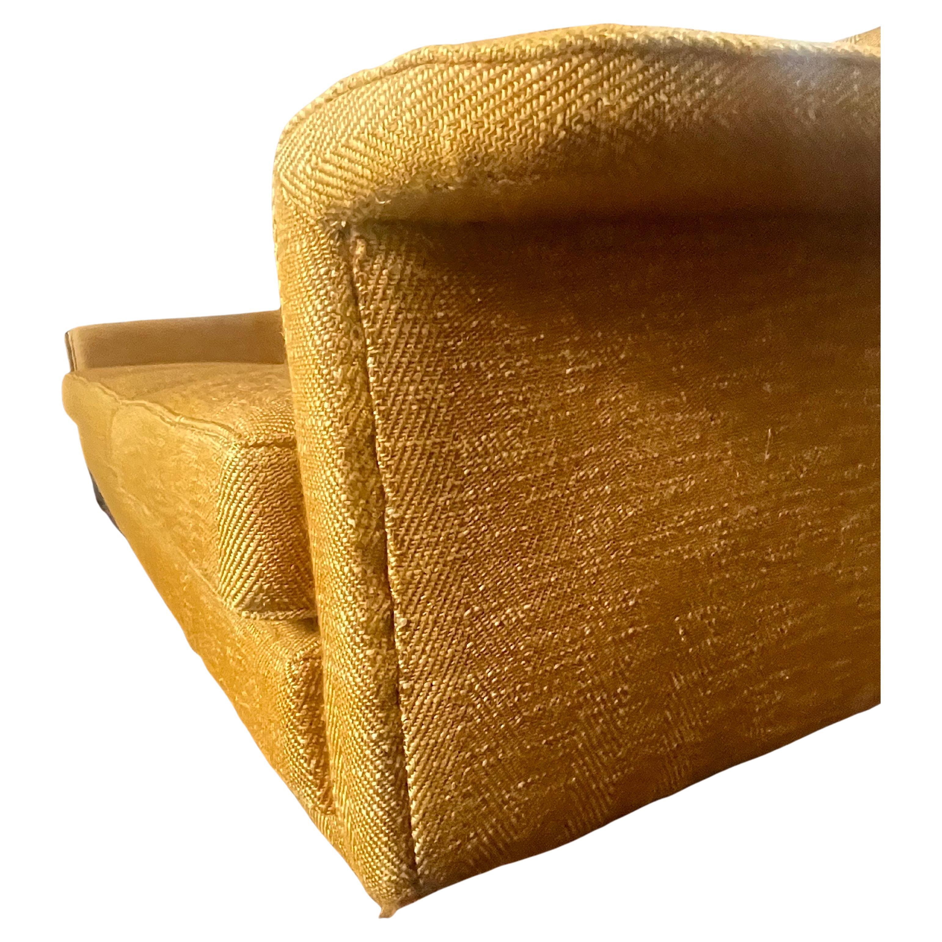 Ensemble de canapé et fauteuil à trois places en laine de couleur or en vente 3