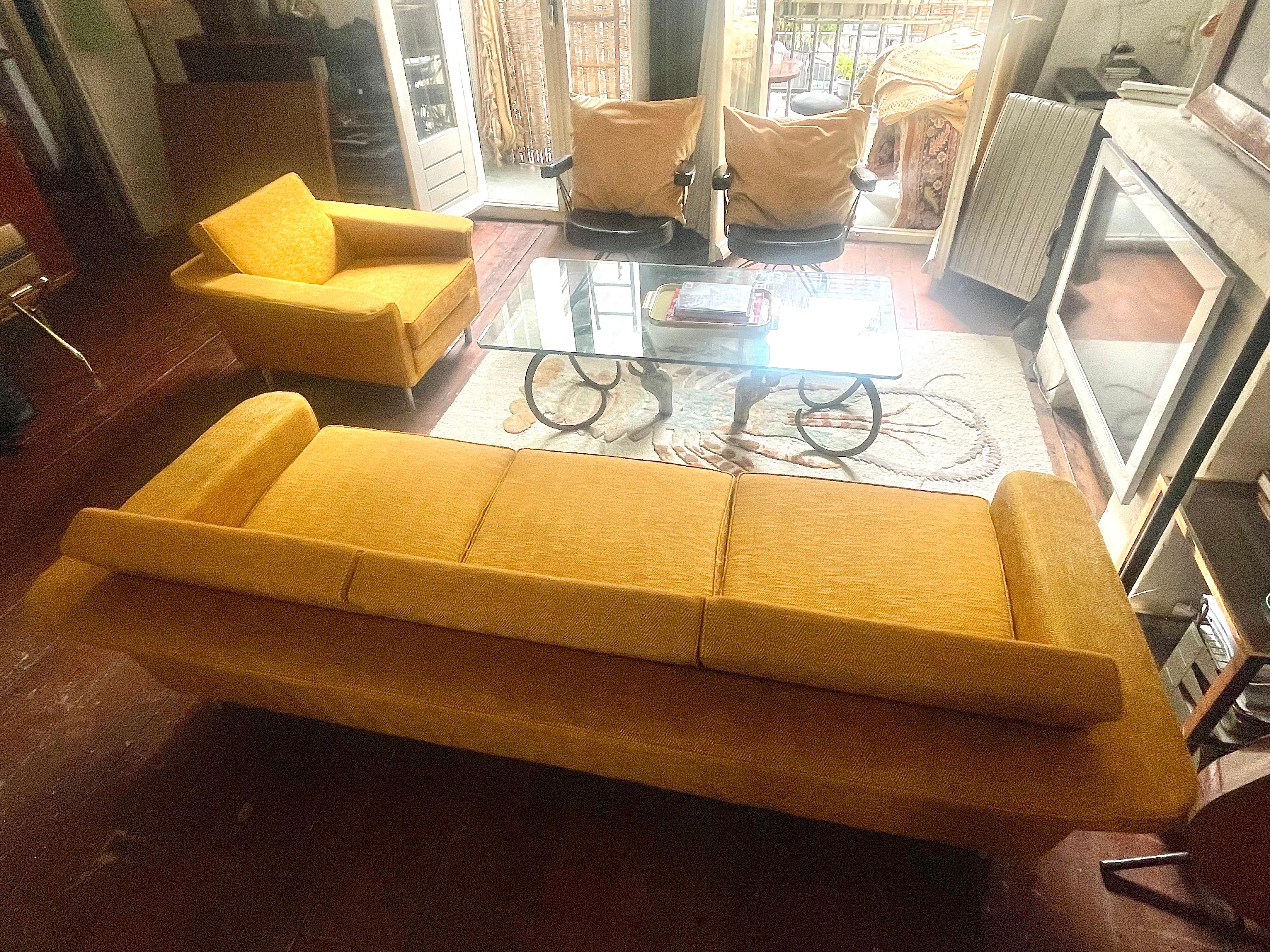 Mid-Century Modern Ensemble de canapé et fauteuil à trois places en laine de couleur or en vente