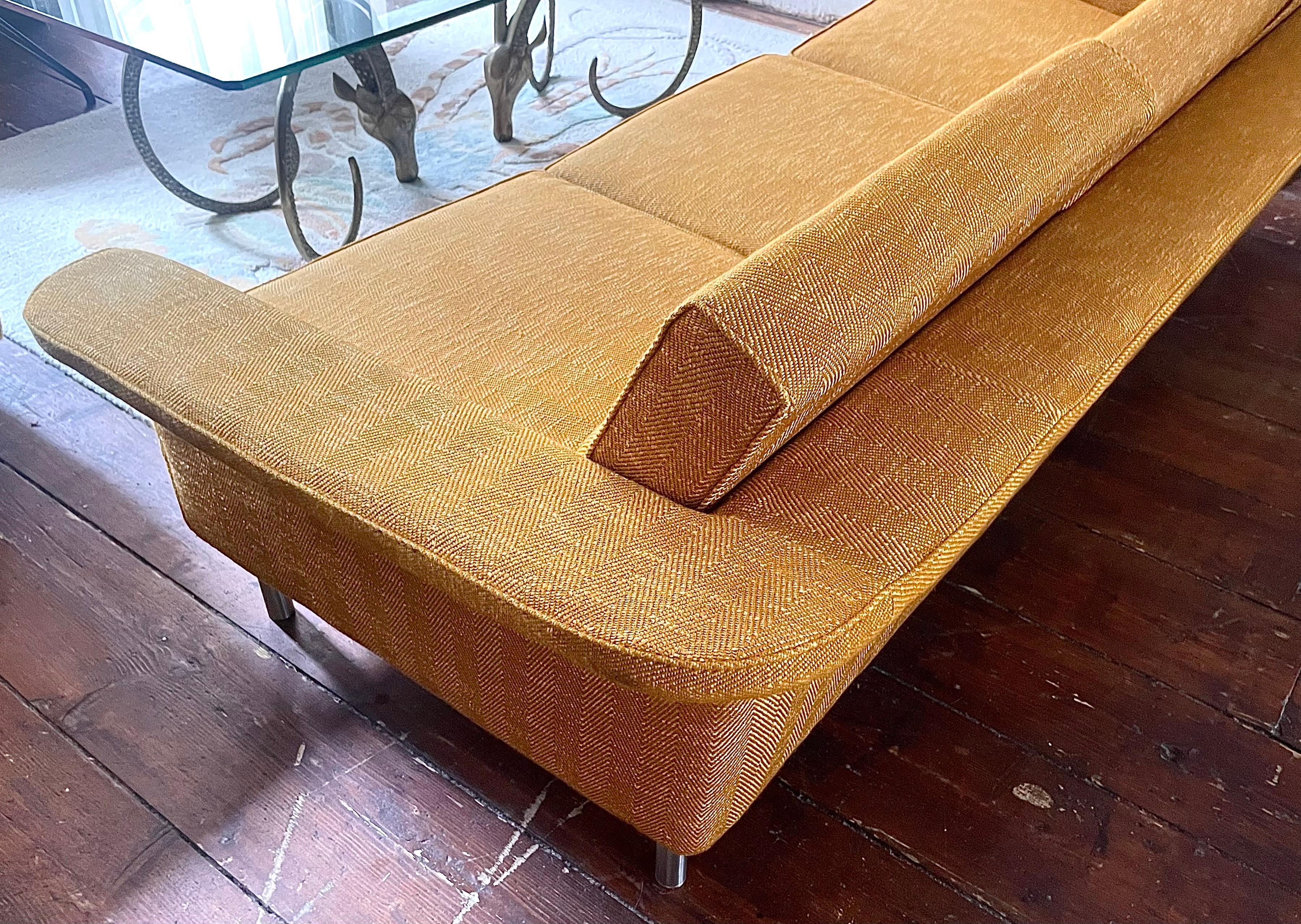 Ensemble de canapé et fauteuil à trois places en laine de couleur or Bon état - En vente à Amsterdam, NL