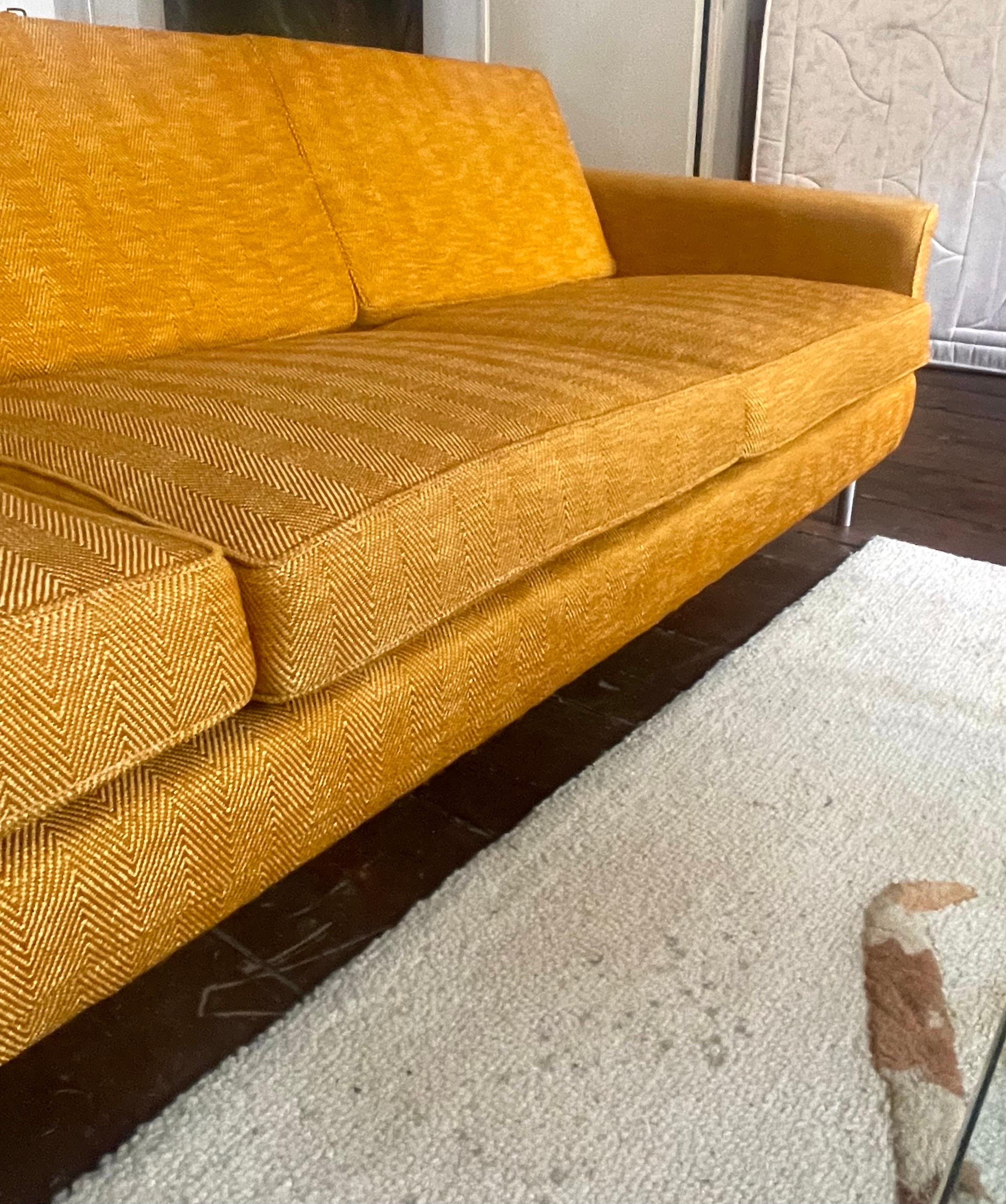 Milieu du XXe siècle Ensemble de canapé et fauteuil à trois places en laine de couleur or en vente
