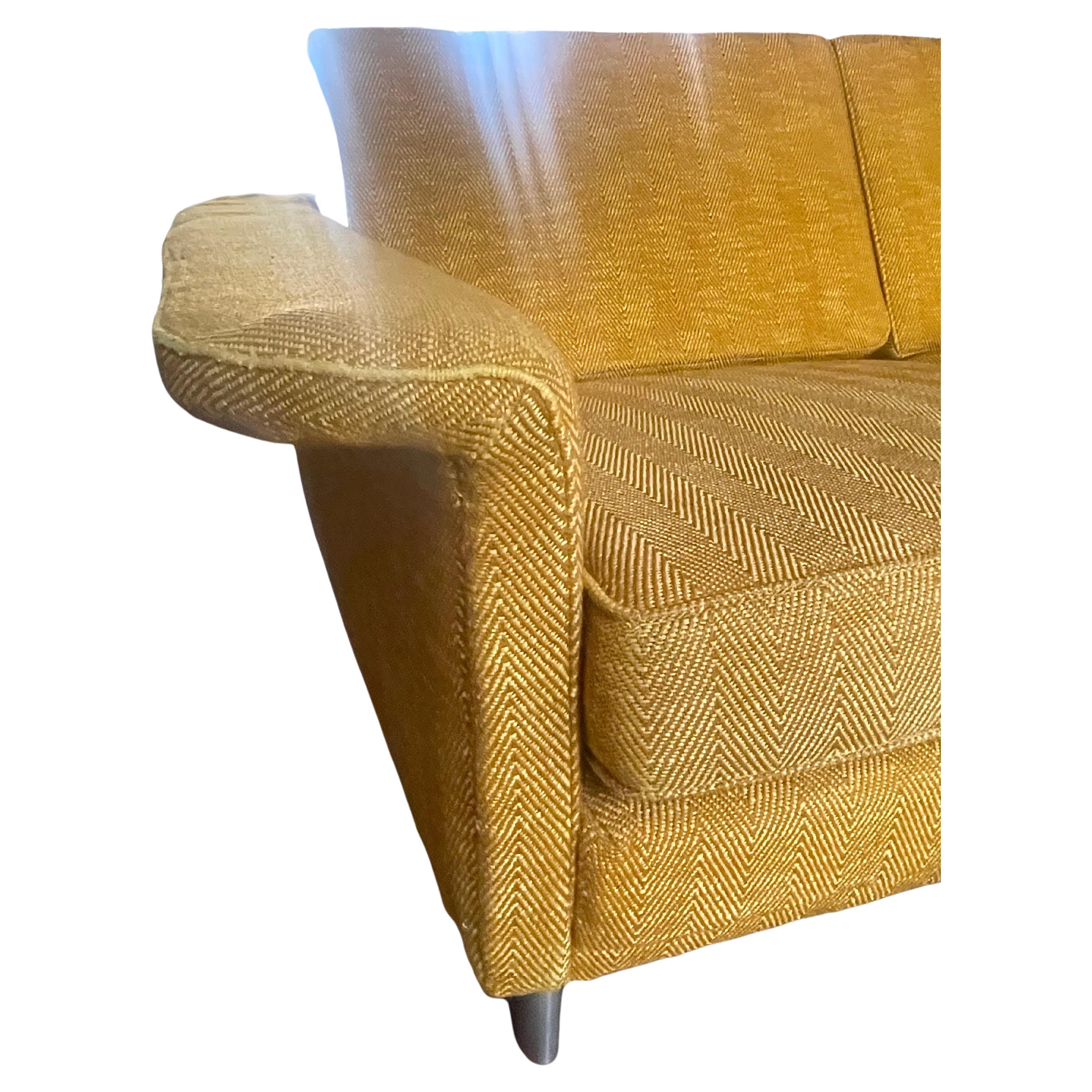 Aluminium Ensemble de canapé et fauteuil à trois places en laine de couleur or en vente