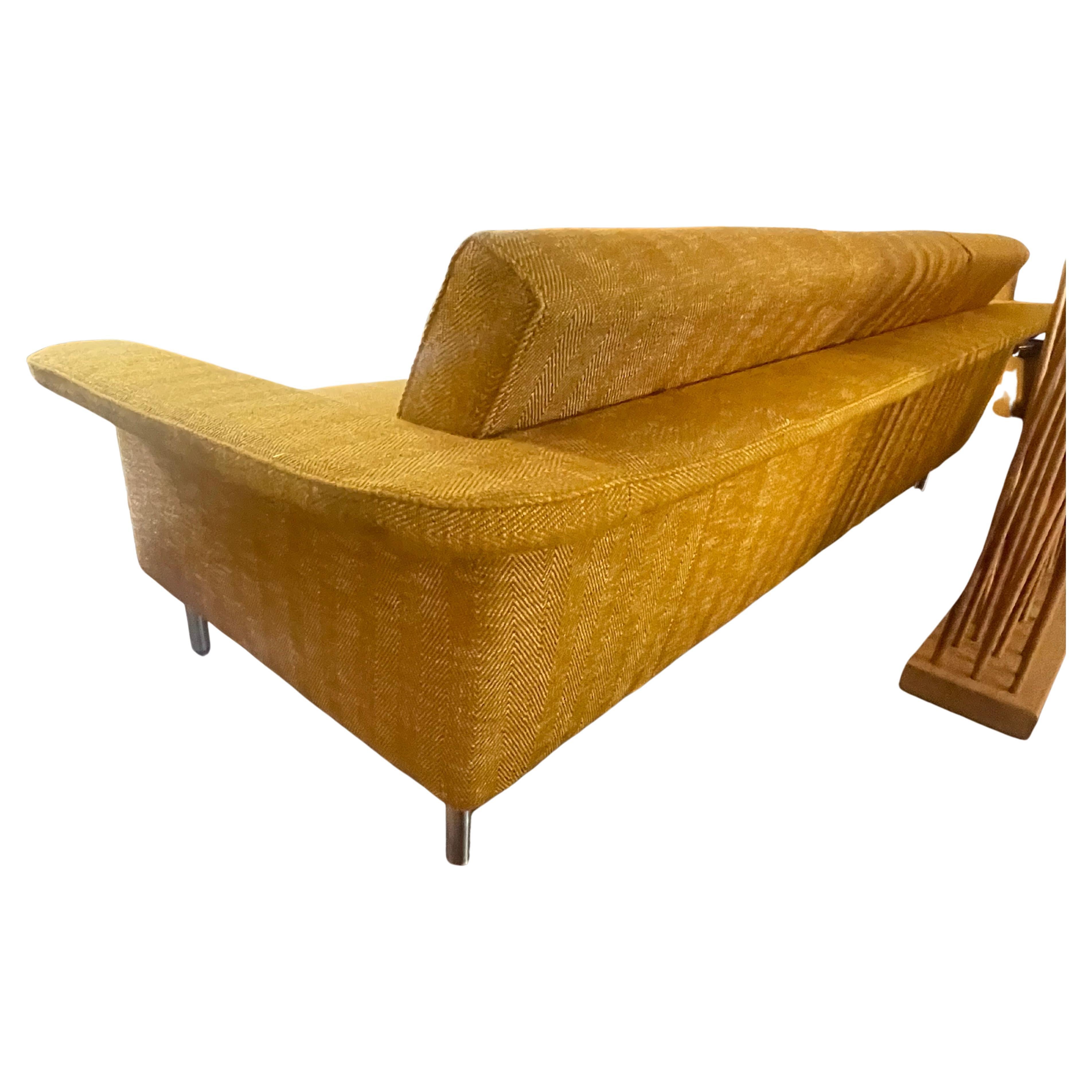 Ensemble de canapé et fauteuil à trois places en laine de couleur or en vente 1