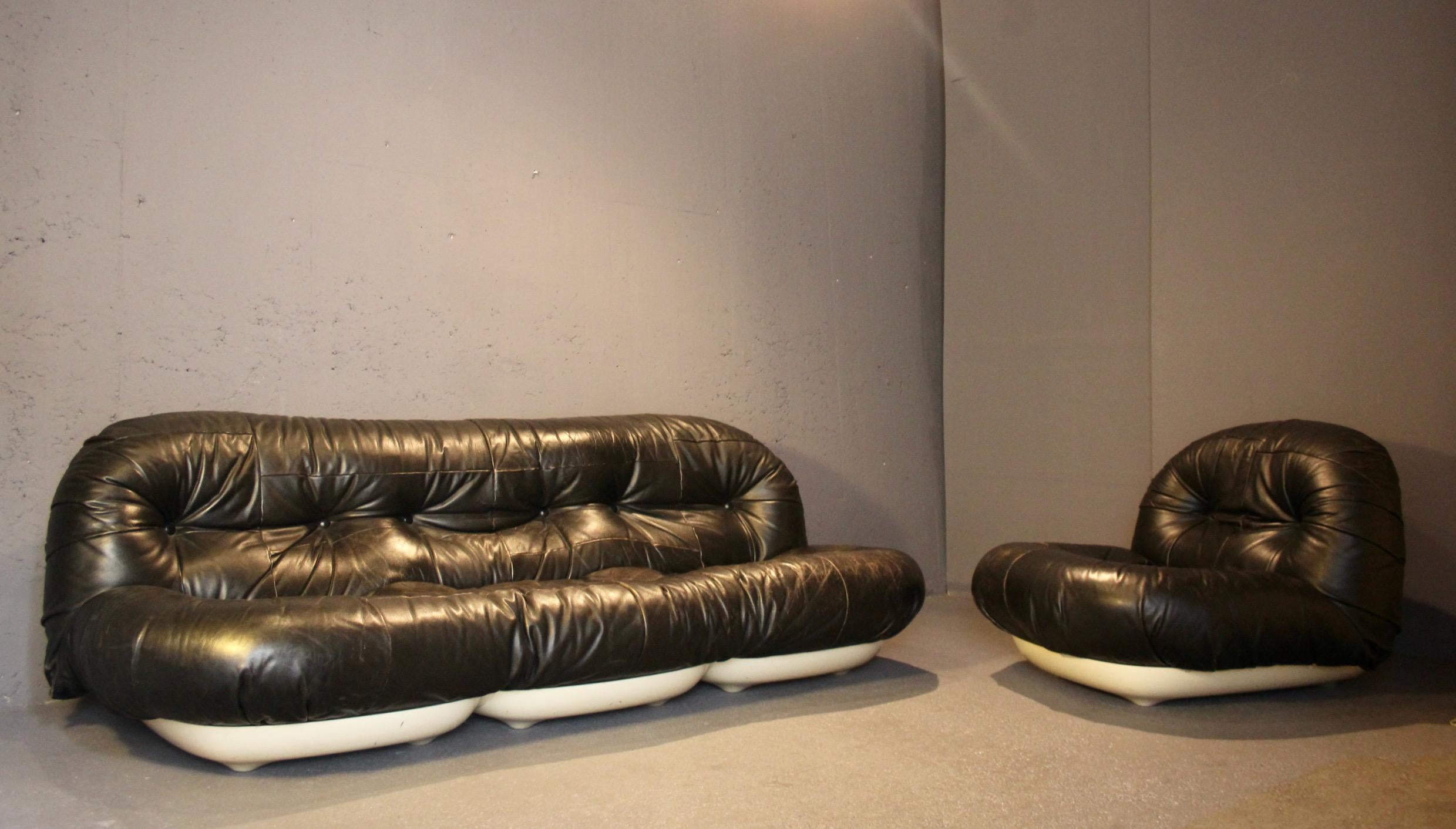 set of three seats :  3 , 2 , and 1  seat in black leather and plastic For Sale 4