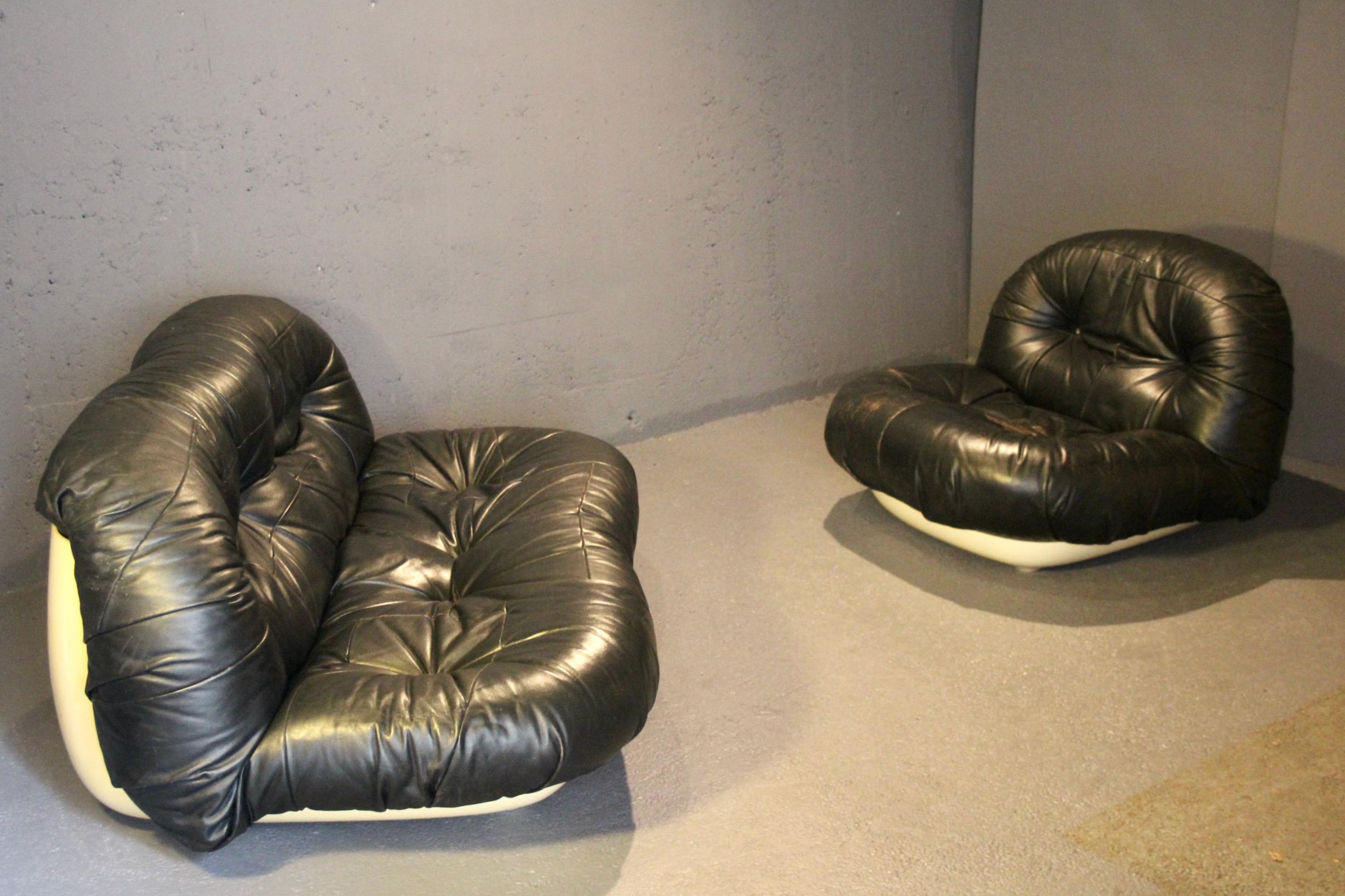 set of three seats :  3 , 2 , and 1  seat in black leather and plastic For Sale 5