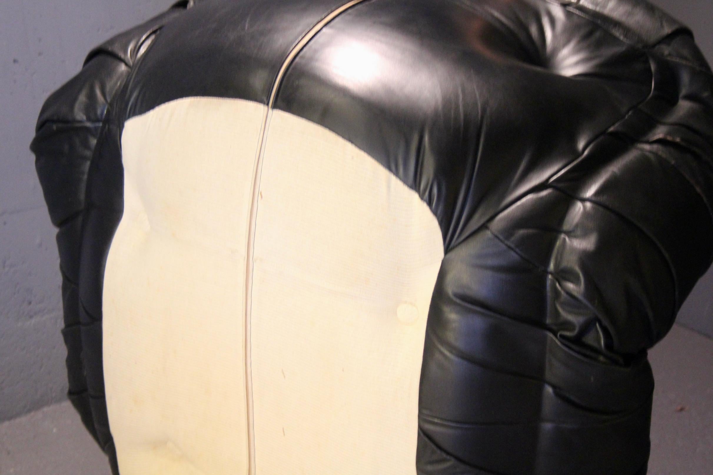 set of three seats :  3 , 2 , and 1  seat in black leather and plastic For Sale 6