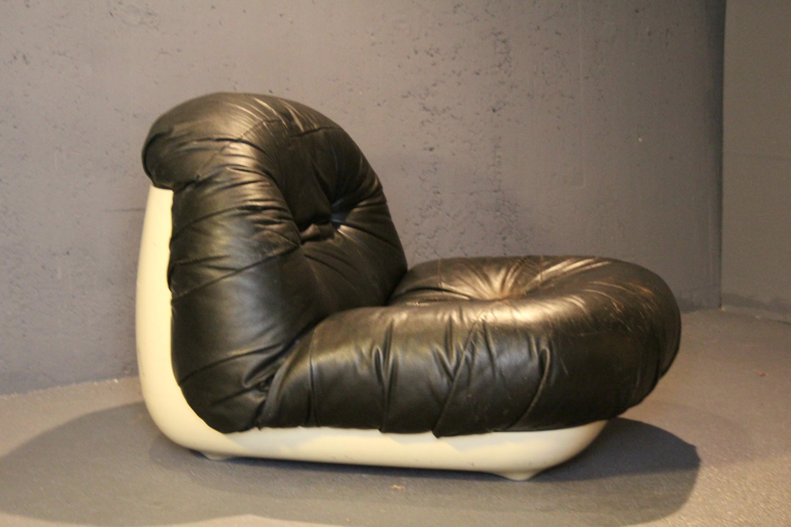 set of three seats :  3 , 2 , and 1  seat in black leather and plastic For Sale 7