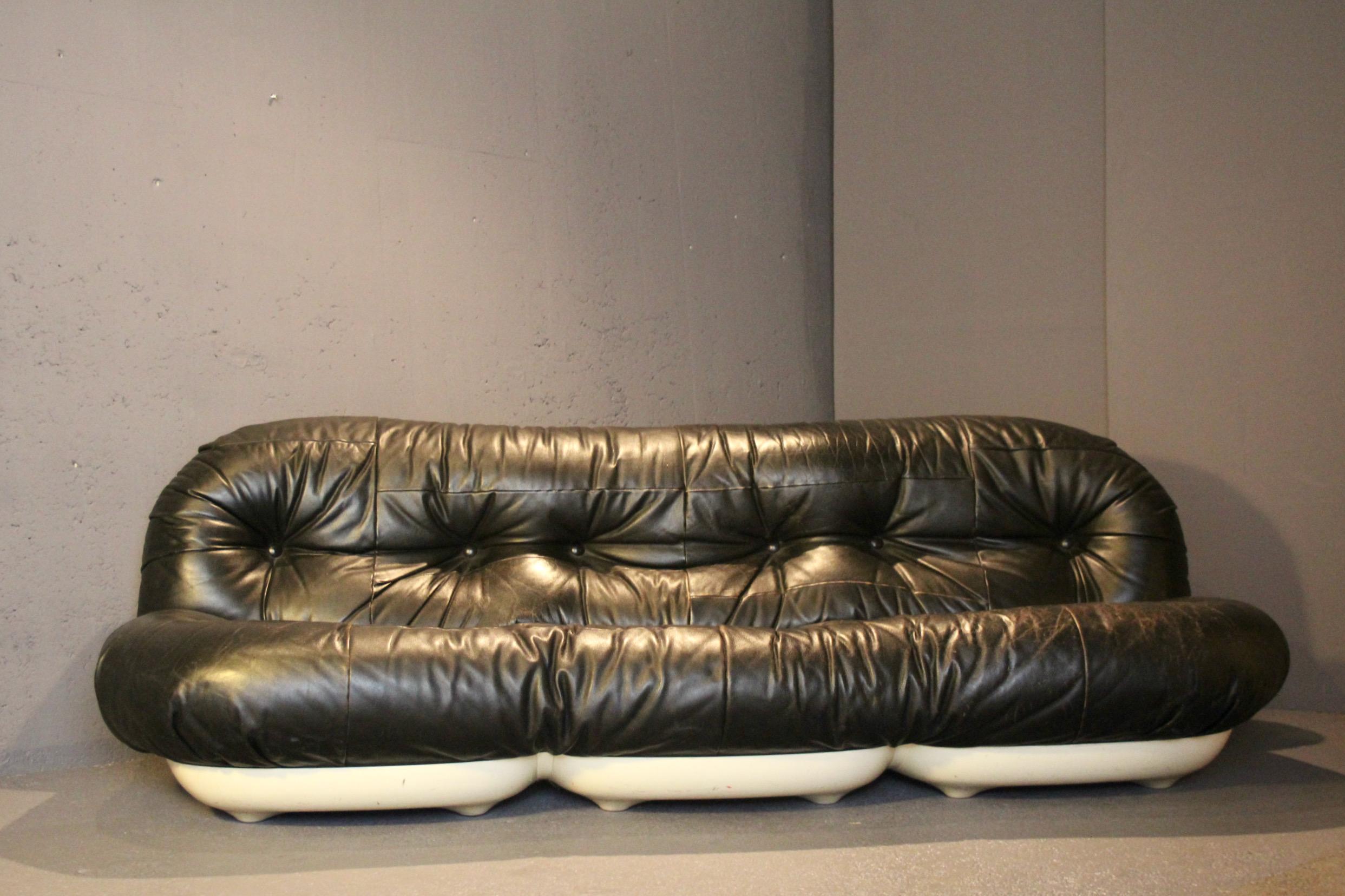 set of three seats :  3 , 2 , and 1  seat in black leather and plastic For Sale 8