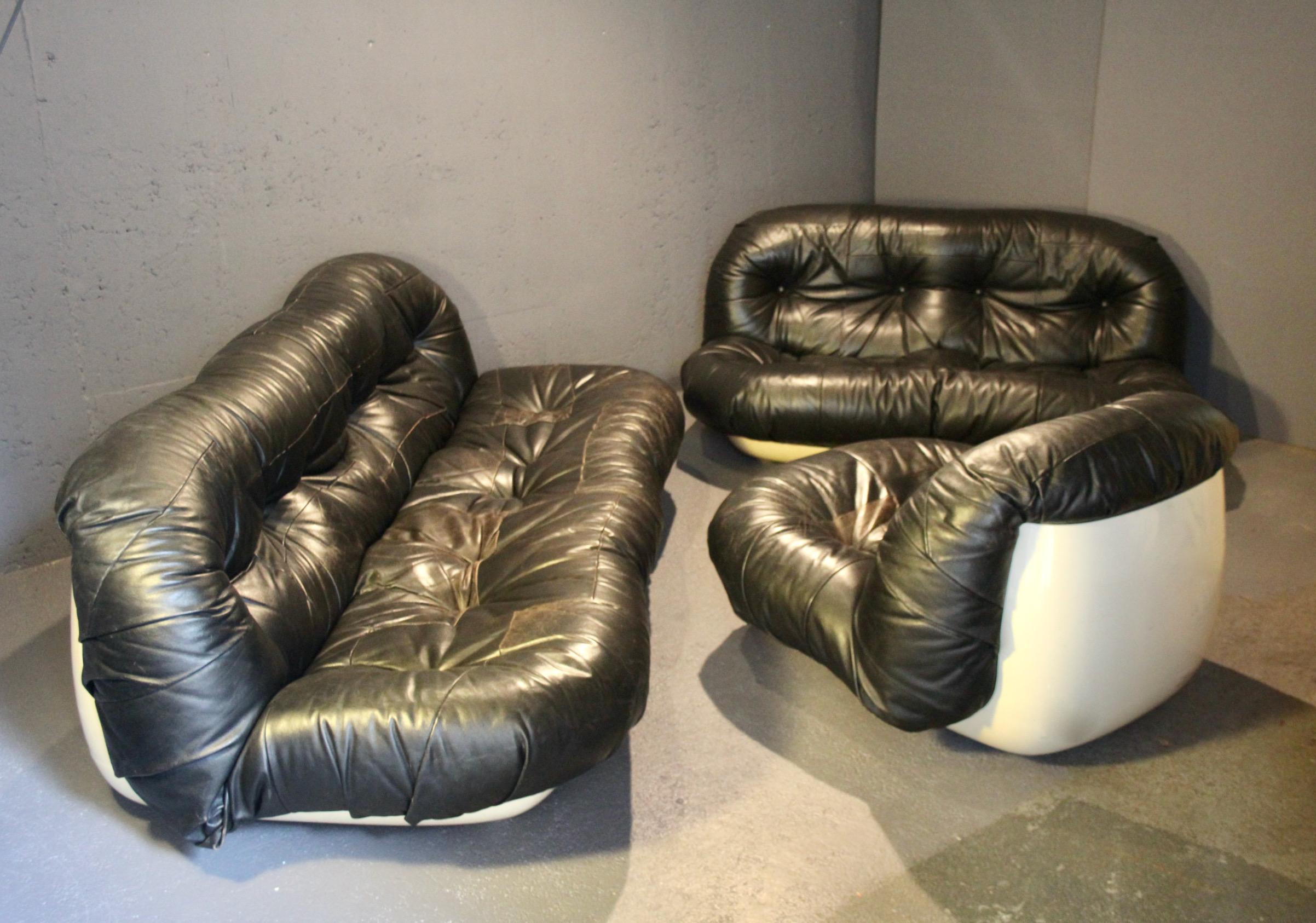 set of three seats :  3 , 2 , and 1  seat in black leather and plastic For Sale 9