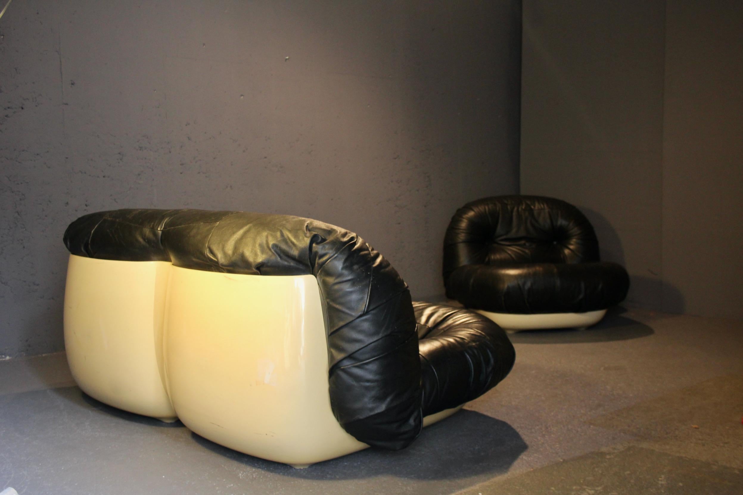 set of three seats :  3 , 2 , and 1  seat in black leather and plastic For Sale 10