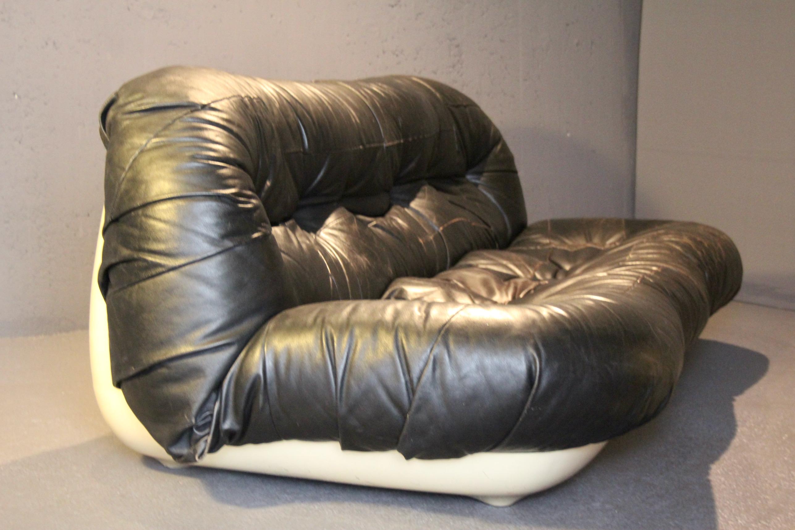 set of three seats :  3 , 2 , and 1  seat in black leather and plastic For Sale 11