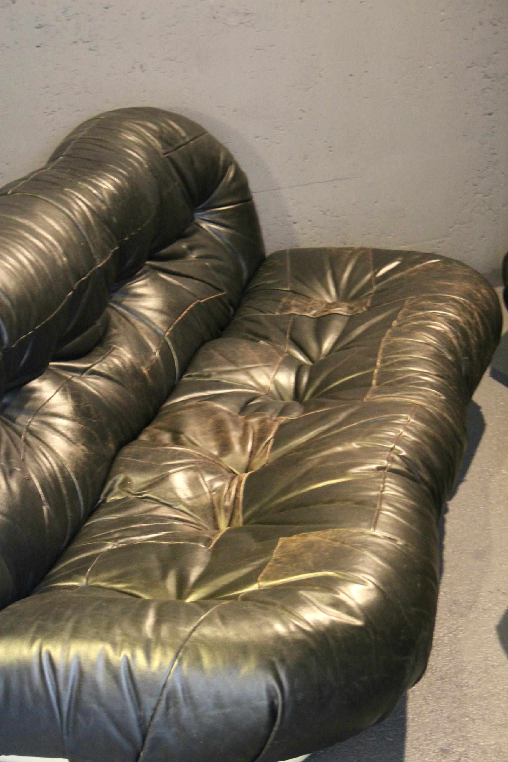 set of three seats :  3 , 2 , and 1  seat in black leather and plastic For Sale 12