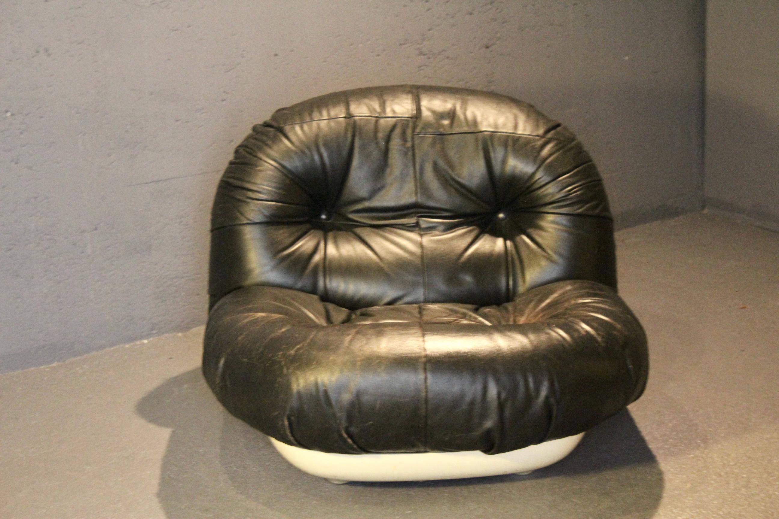 set of three seats :  3 , 2 , and 1  seat in black leather and plastic For Sale 13