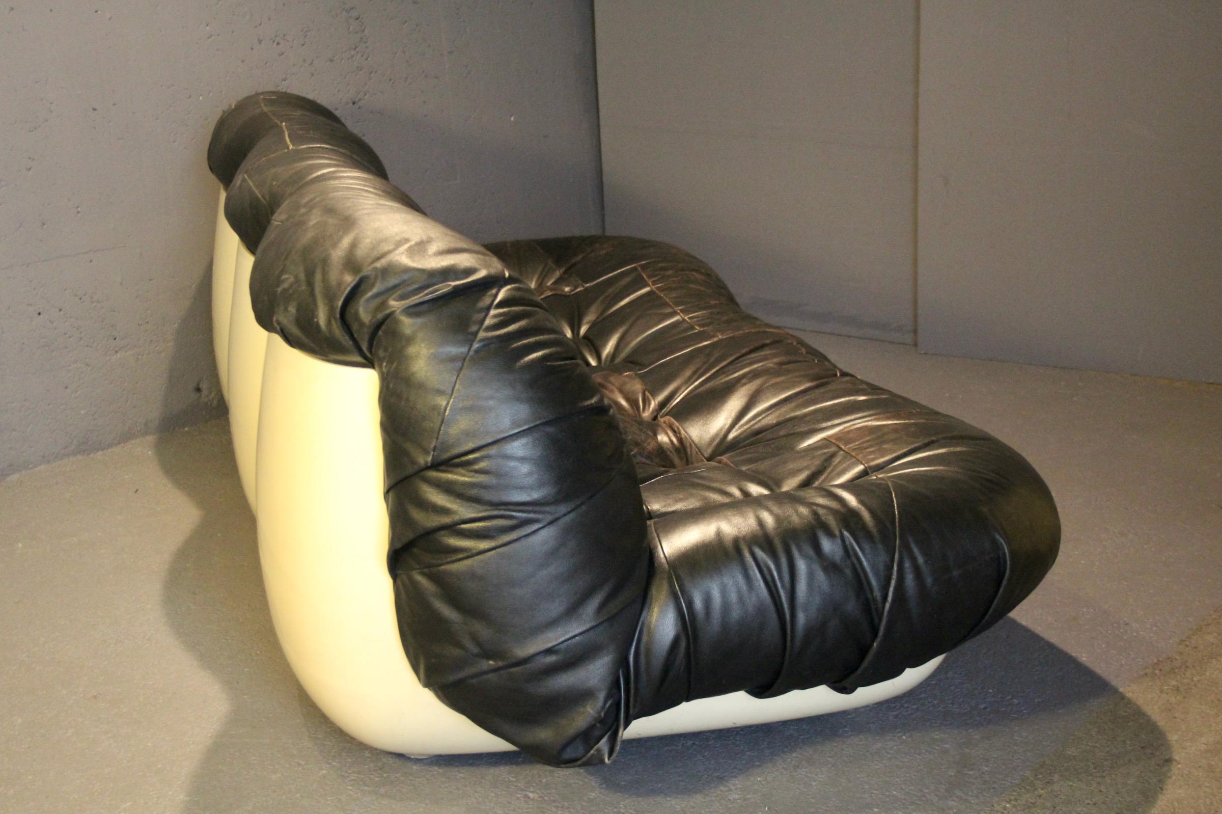 set of three seats :  3 , 2 , and 1  seat in black leather and plastic For Sale 14