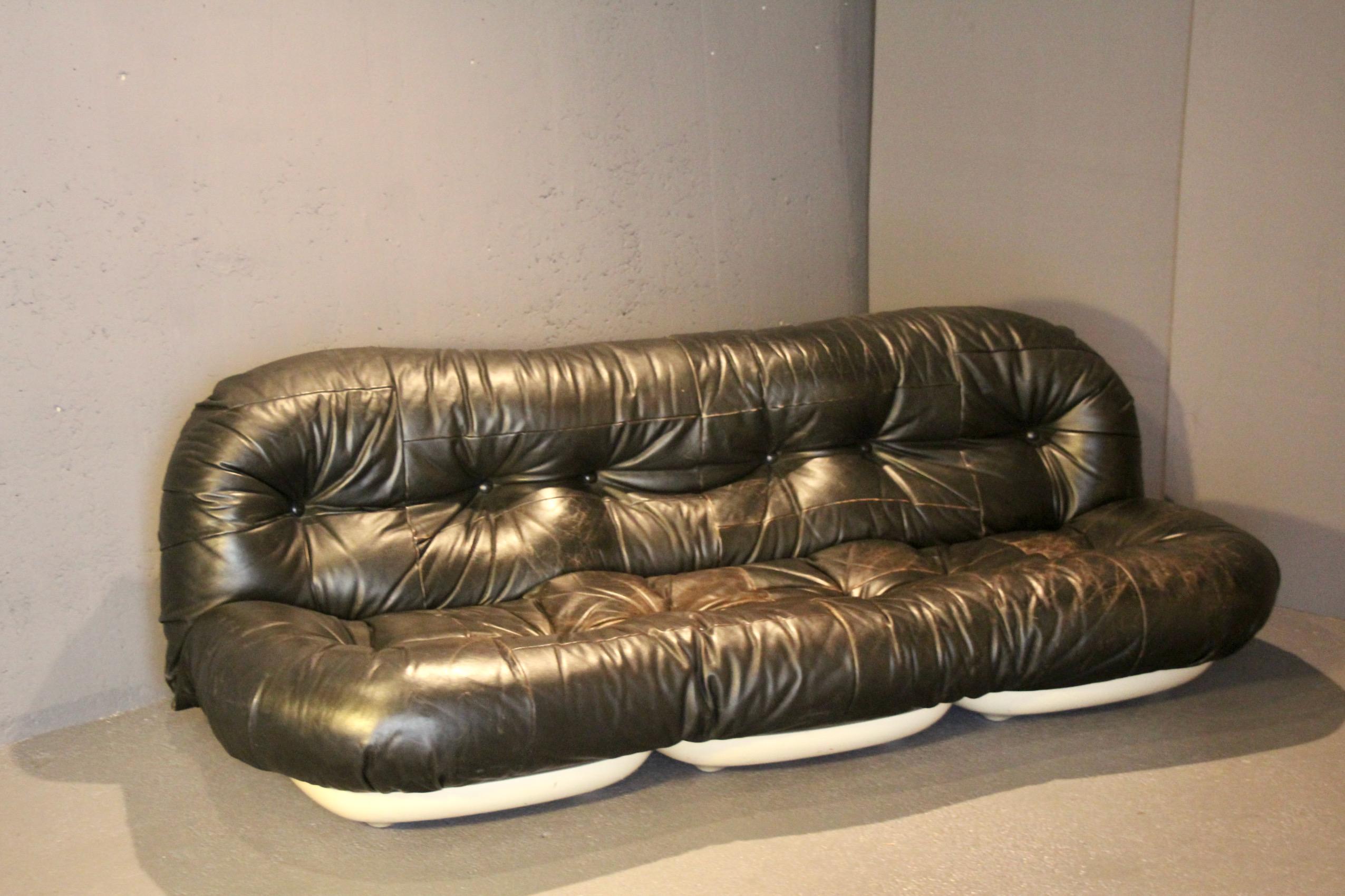 set of three seats :  3 , 2 , and 1  seat in black leather and plastic In Good Condition For Sale In grand Lancy, CH