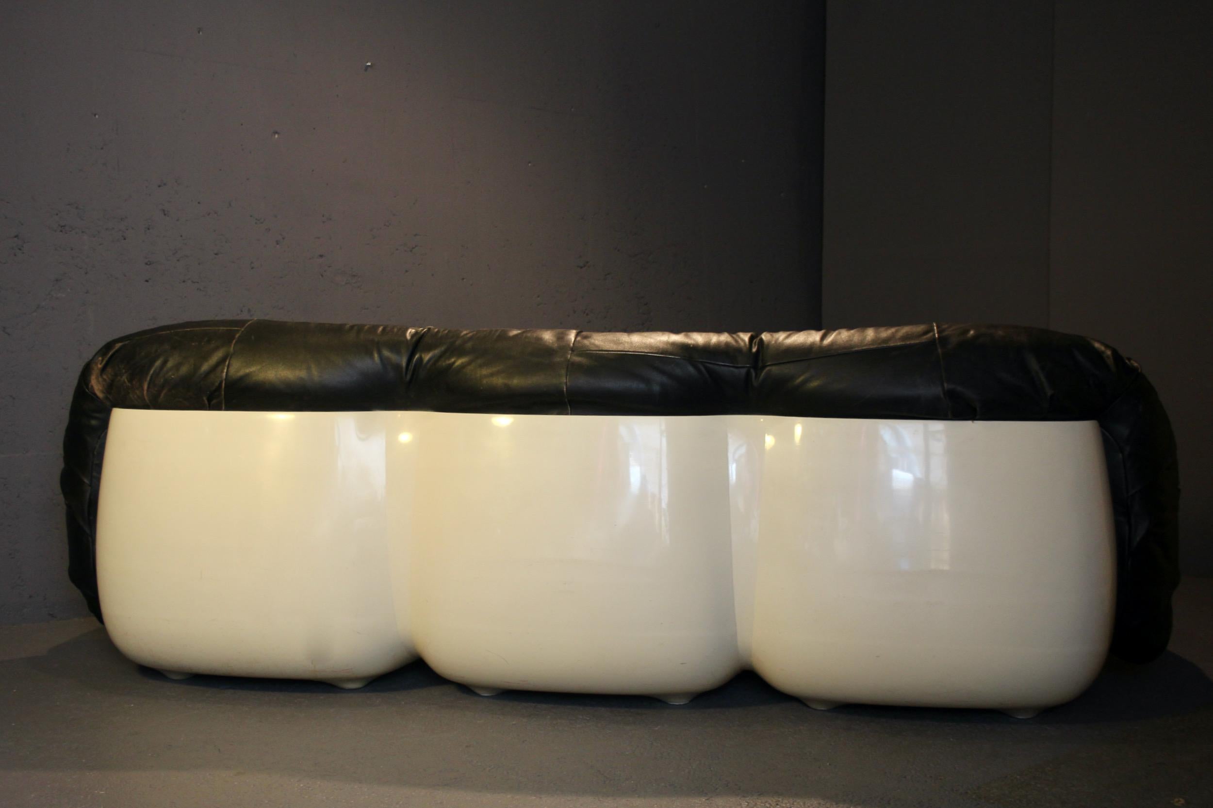 Late 20th Century set of three seats :  3 , 2 , and 1  seat in black leather and plastic For Sale
